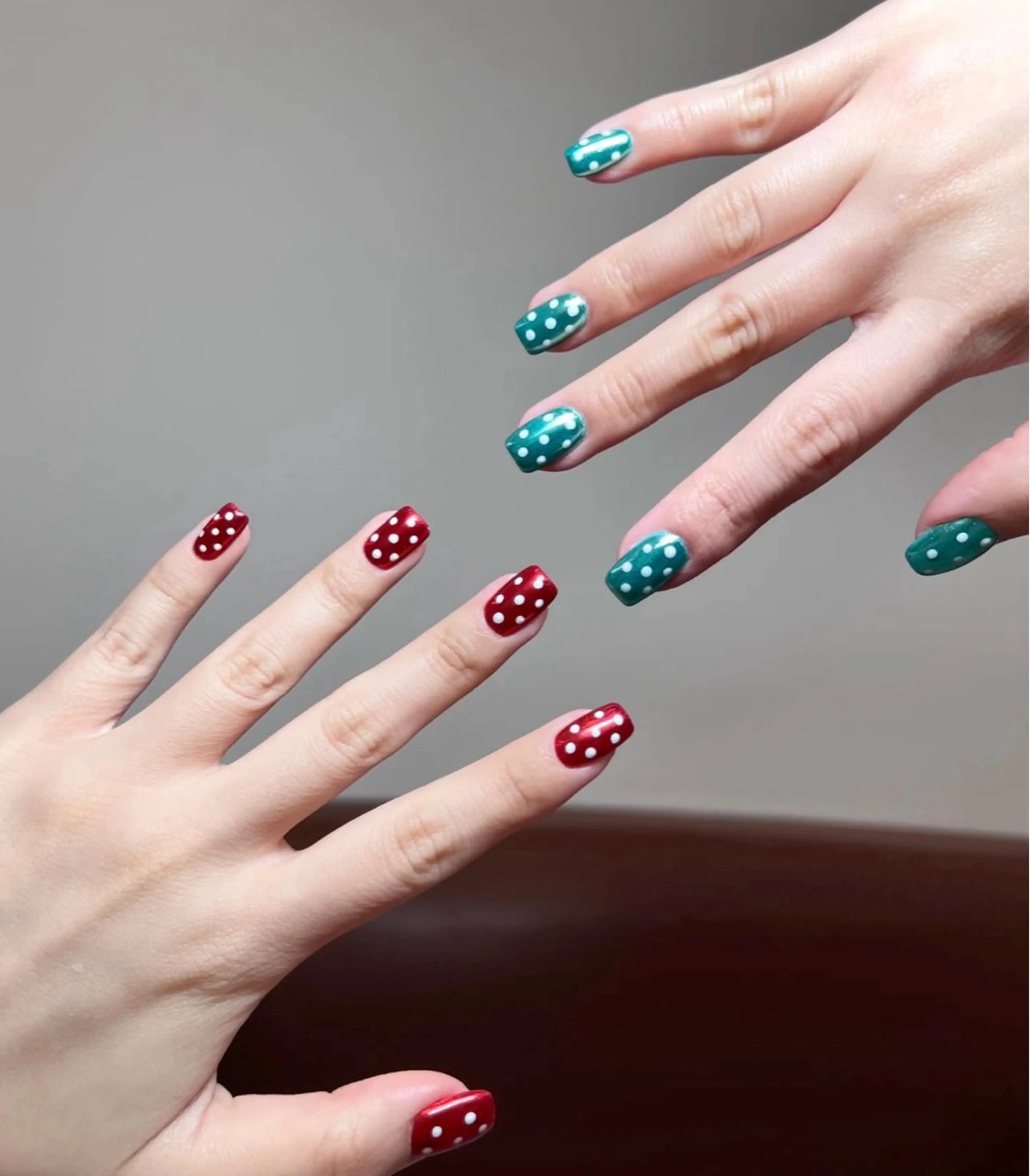 🍓 Dots in Contrast 左右で魅せる、色と遊ぶドットスタイル。の写真