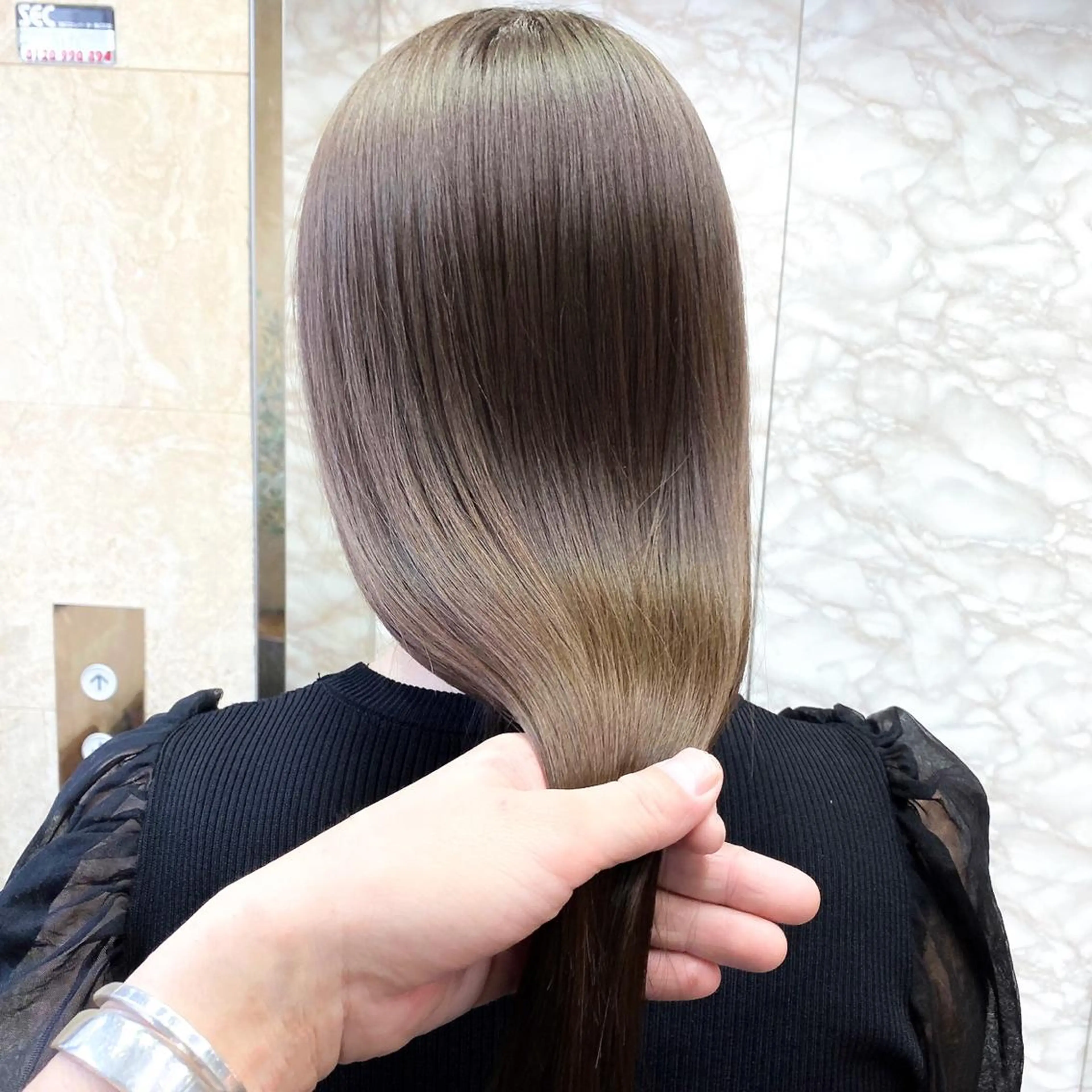 ロング カラー ヘアアレンジ ベージュカラー ショコラベージュ ロング ヘアカラー トリートメント 山崎 澪のヘアスタイル