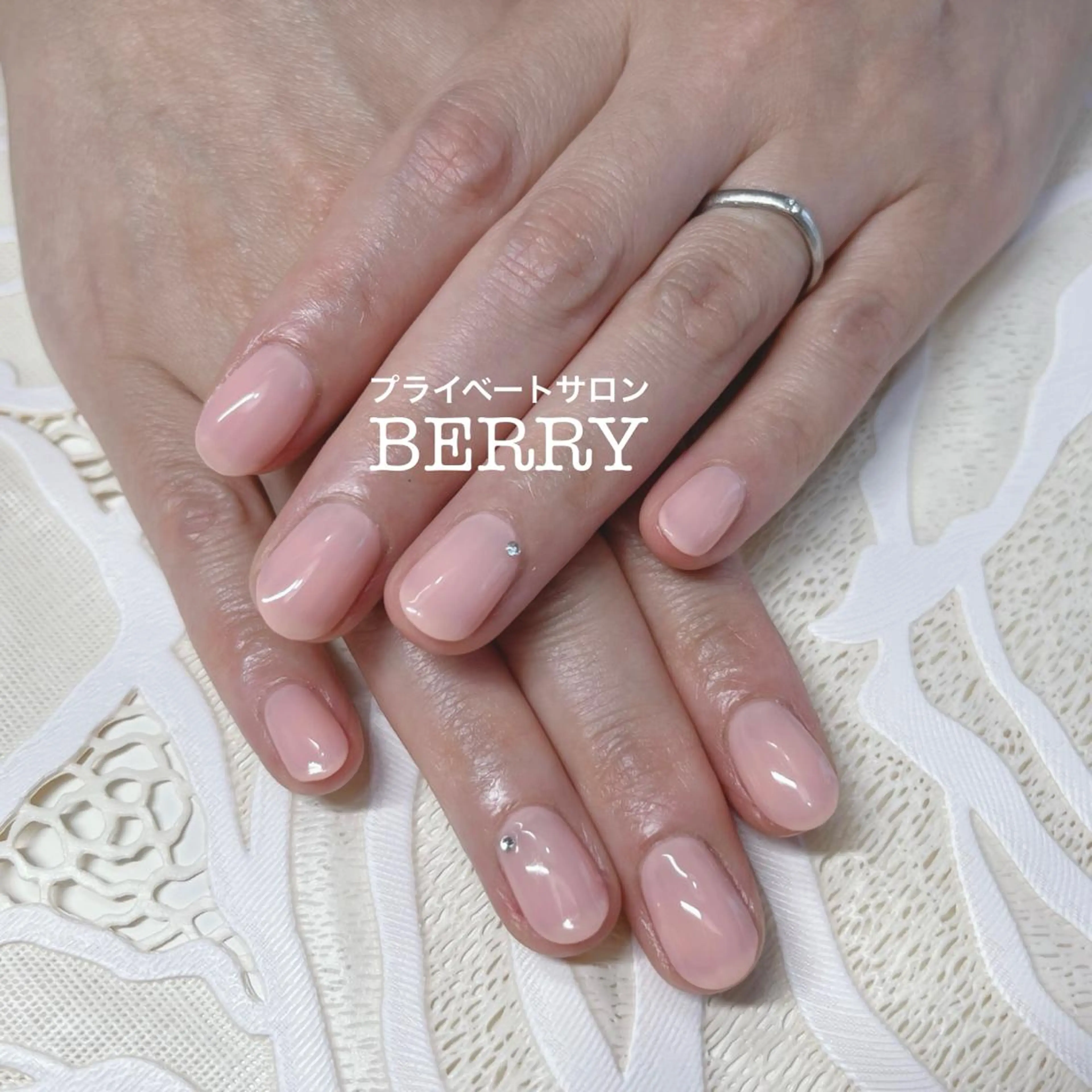 ネイル ワンカラーネイル ストーンネイル ハンドネイル プライベートサロン BERRY所属・プライベートサロン BERRYのエステ・リラクイメージ