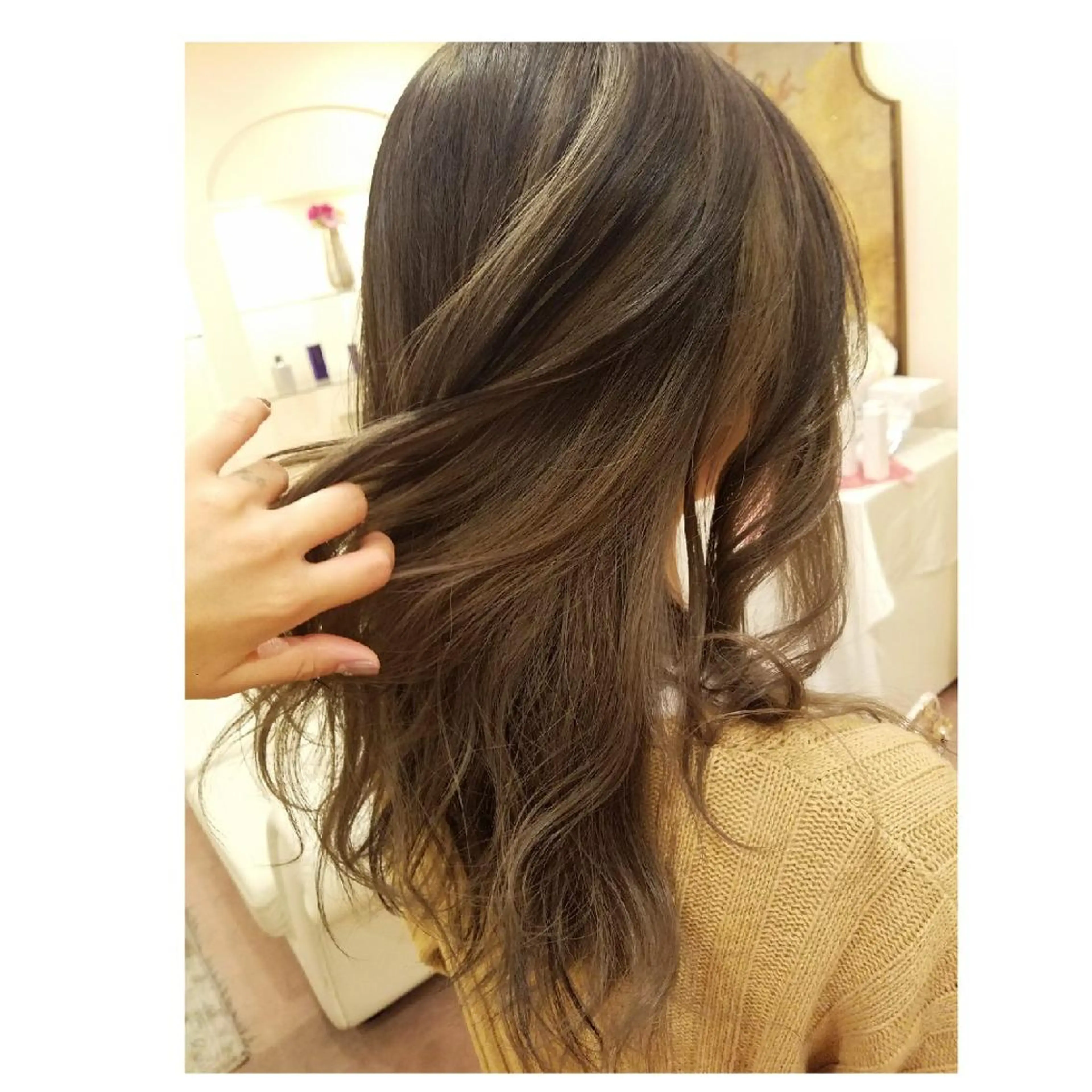 カラー セミロング ブリーチ ケアブリーチ グレージュ EMANON名古屋所属・美谷添(ミヤゾエ) まどか大人ヘアサロンのヘアスタイル