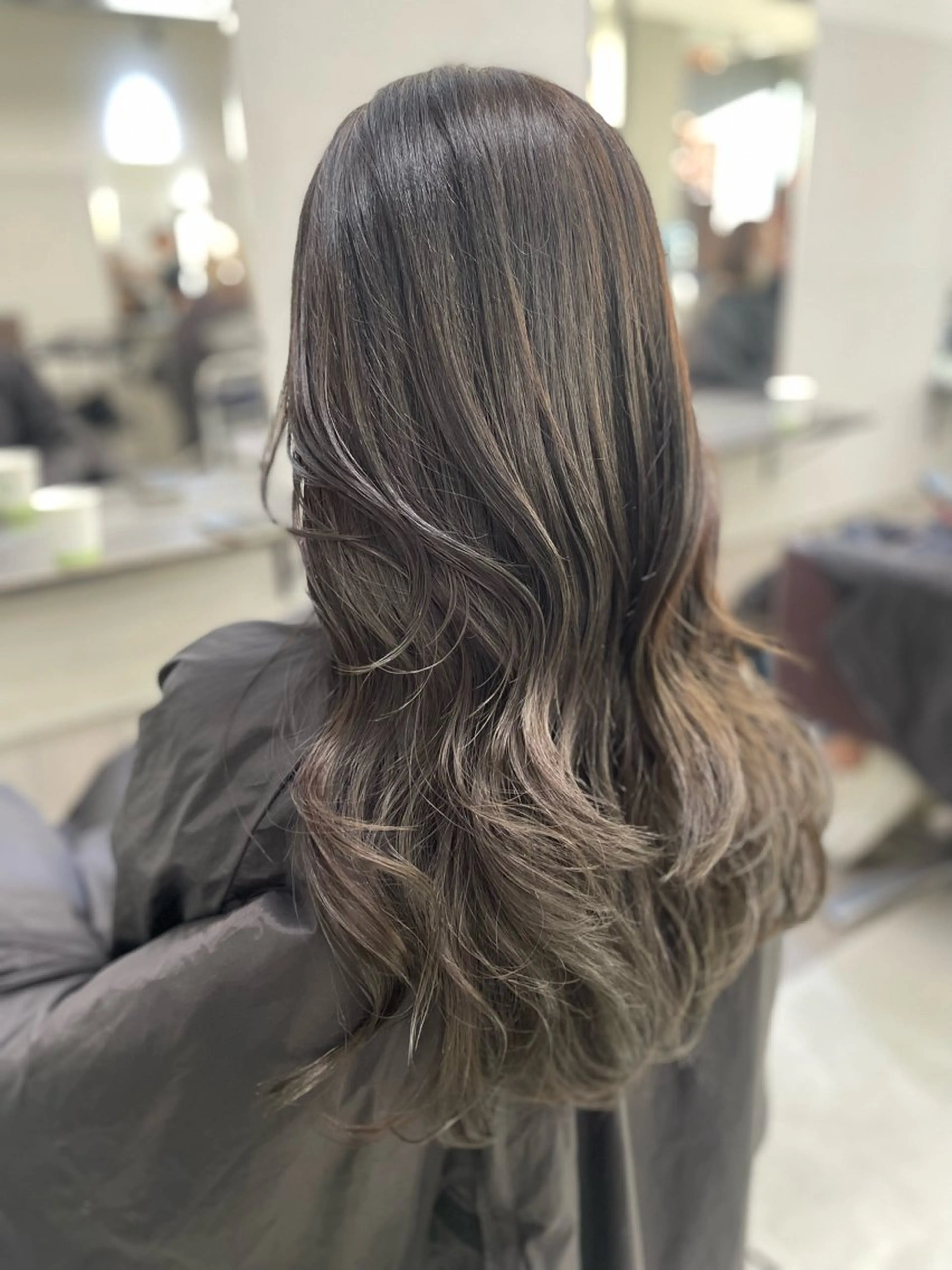 ロング カラー グレージュ AIRI layer cut hairのヘアスタイル