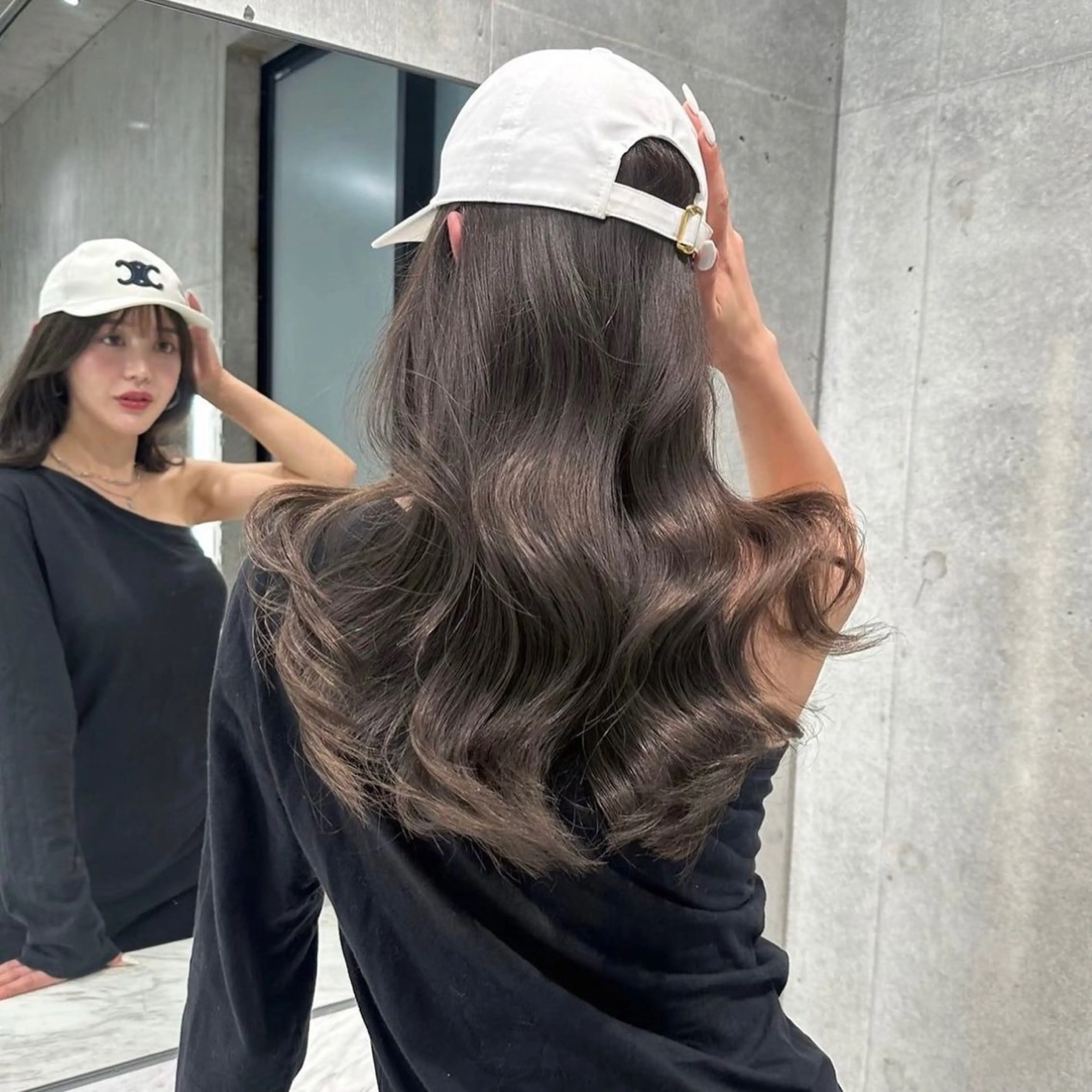 ロング ♡Yoshino♡ 艶グレージュカラーのヘアスタイル