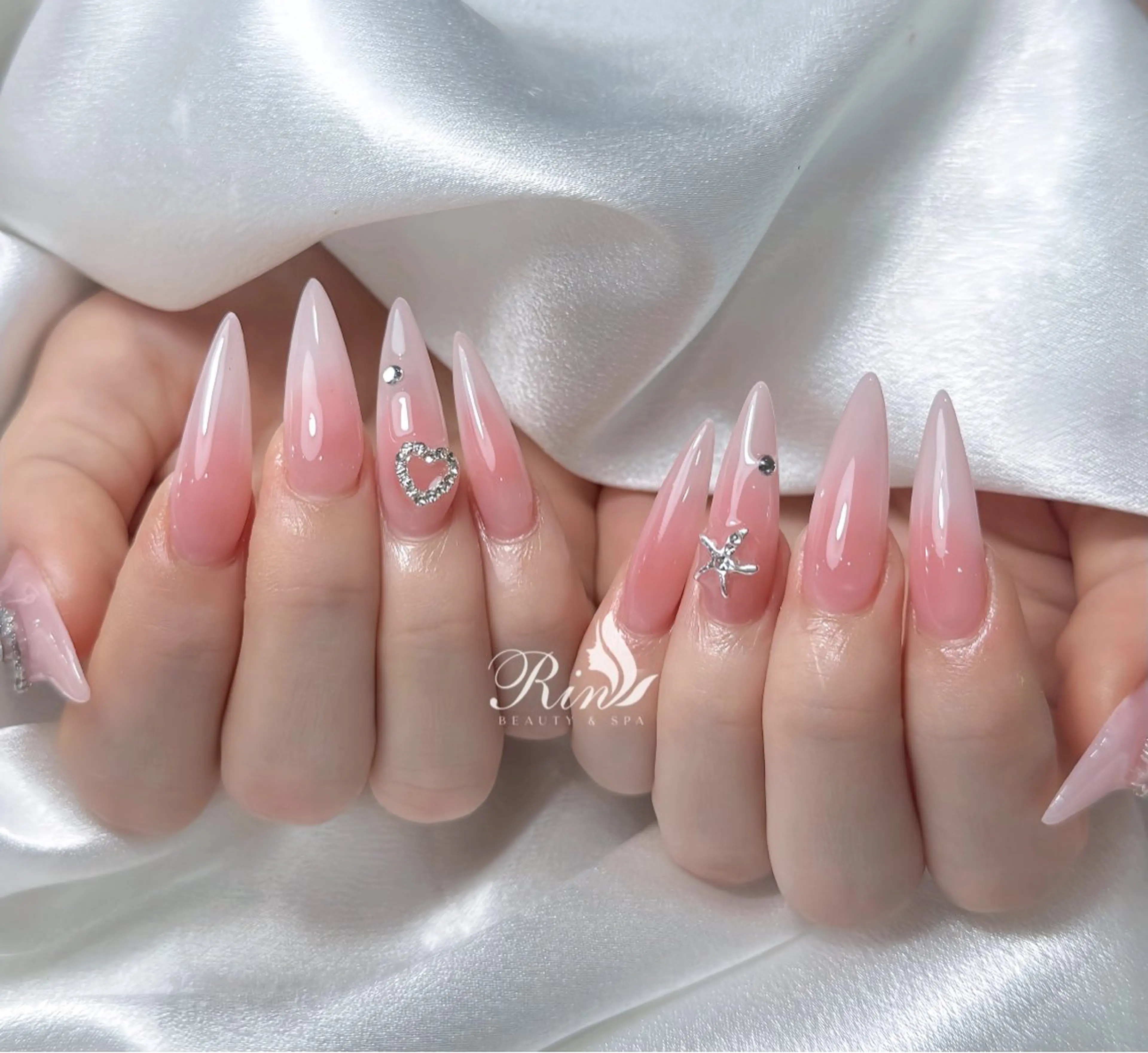 ネイル アートネイル 長さ出し ガーリー 韓国ネイル 持ち込み ハンドネイル Rin Nail所属・Emi Nailのネイルデザイン