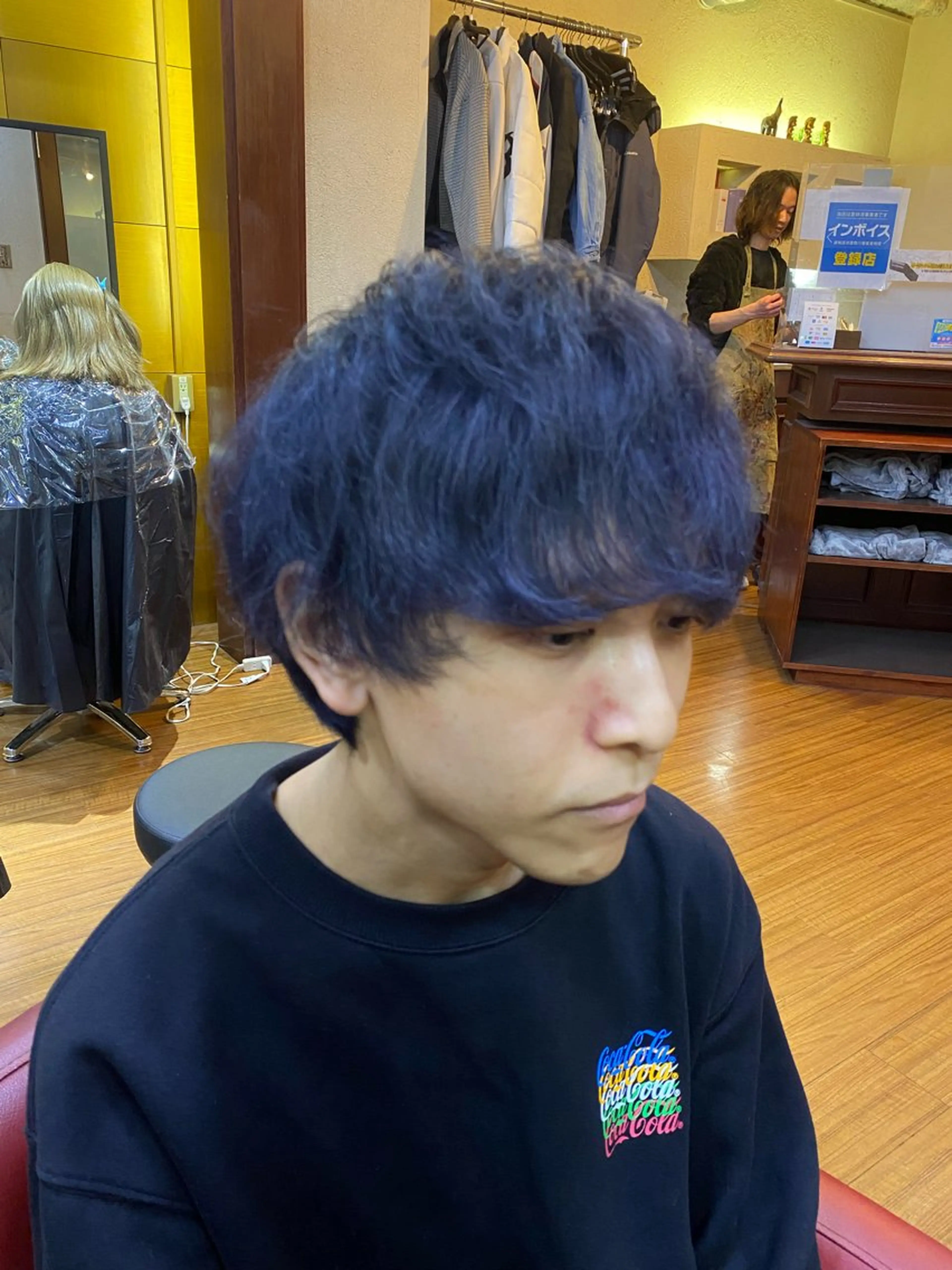 セミロング カラー メンズ 黒髪 ブルーカラー ブルーブラック ヘアカラー 【阪急六甲 サロン ド ロイ】所属・メンズ特化 岸本 阪急六甲サロンドロイのヘアスタイル