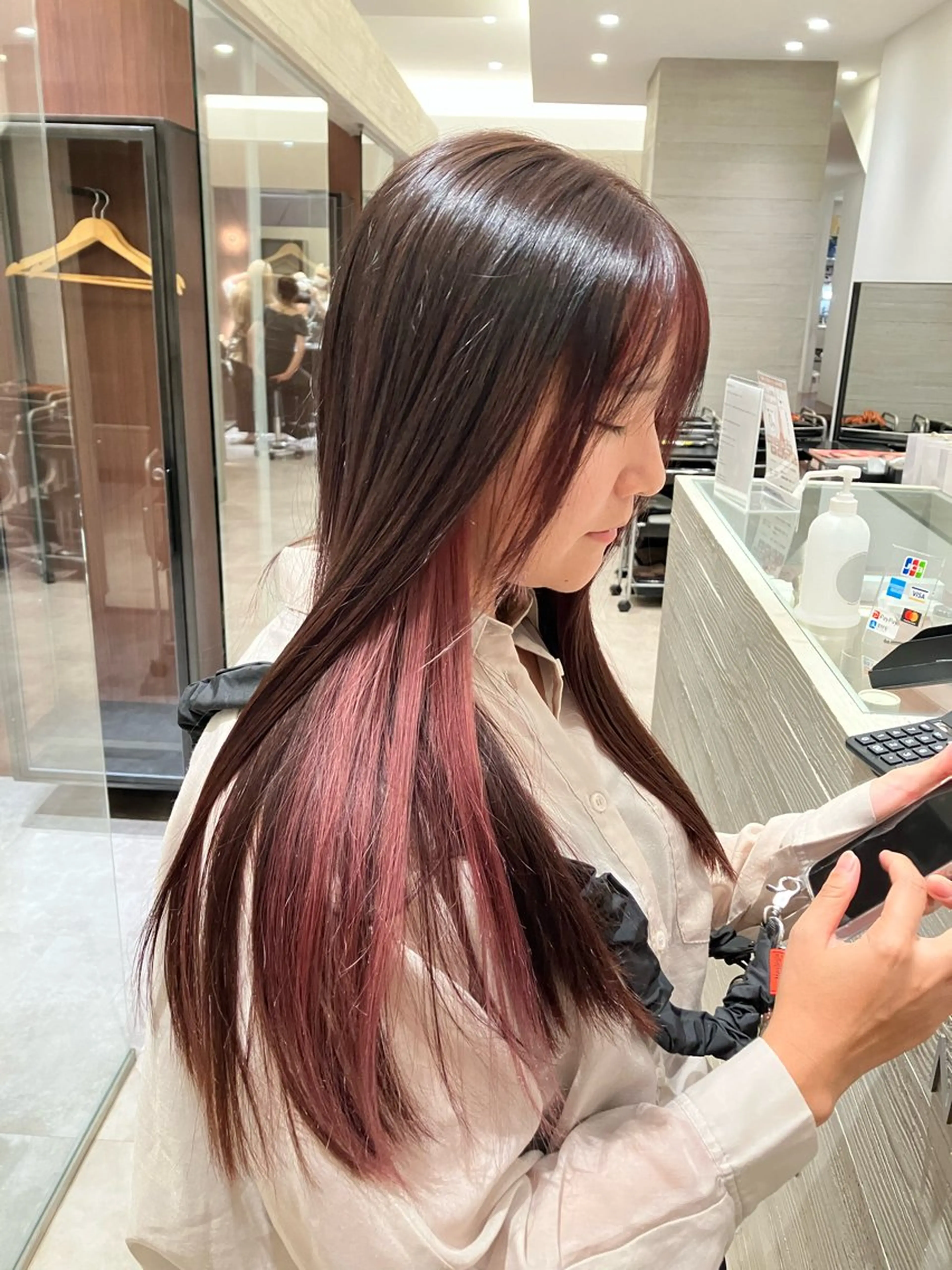 ロング カラー 透明感カラー ピンクカラー サキ🤍ハイトーン 🩰くびれ巻きヘアのヘアスタイル