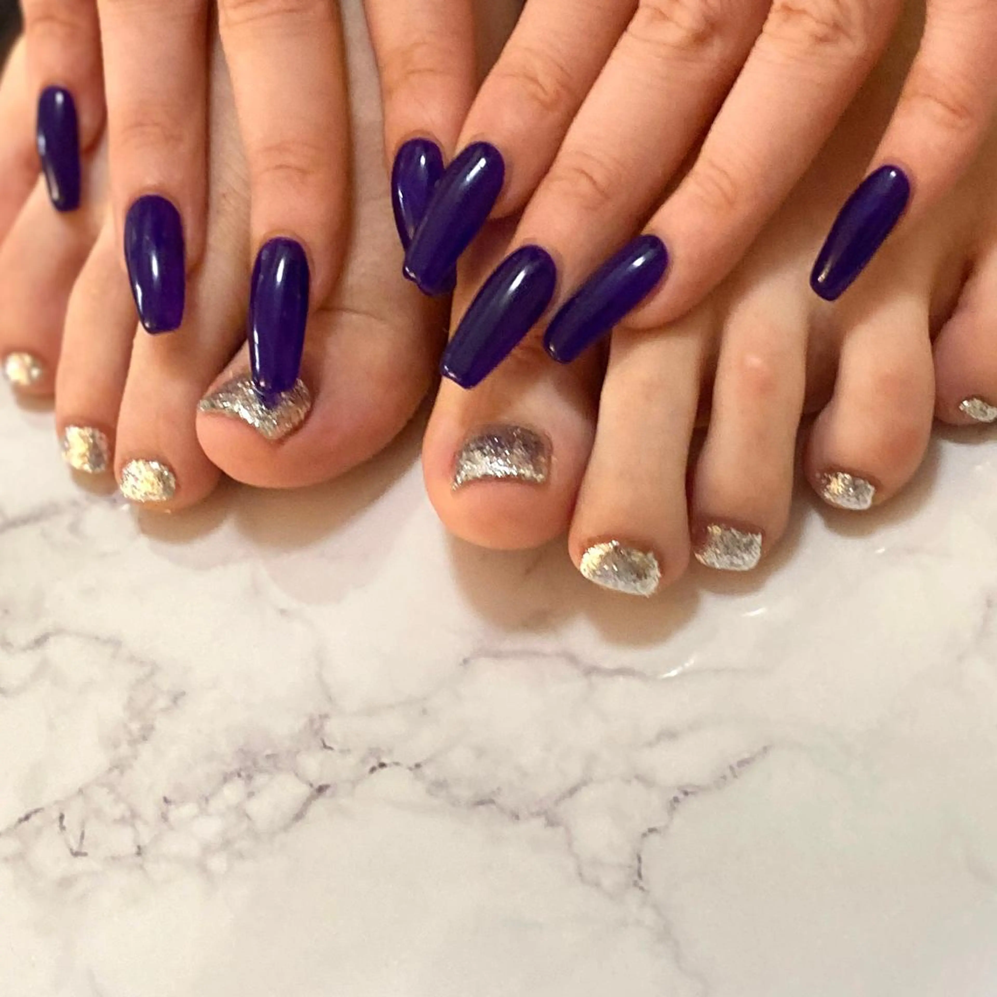 ショート カラー ネイル マツエク・マツパ アイブロウ パープルカラー 眉カラー フットネイル ワンカラーネイル パープル ease NAIL SALONのネイルデザイン