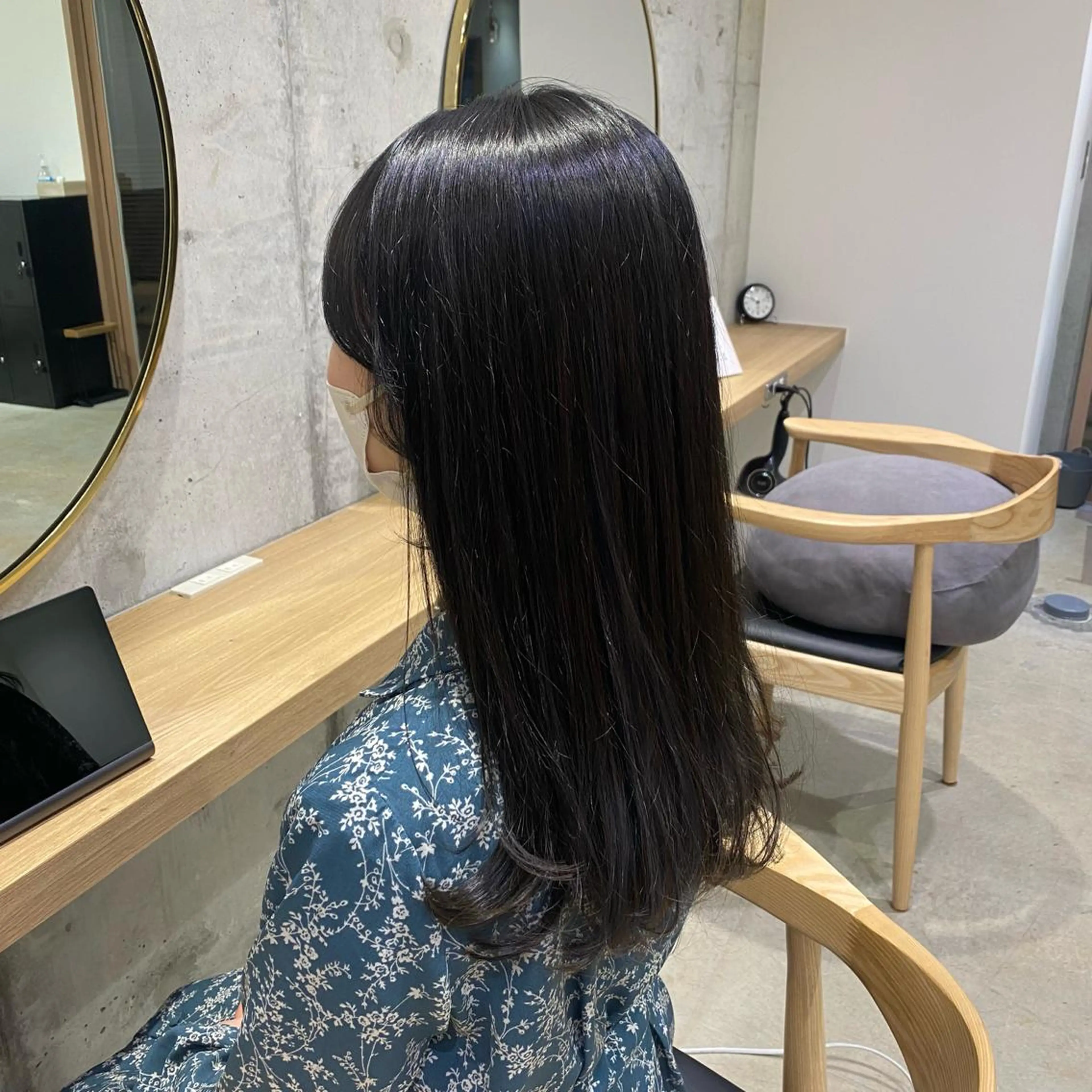 ロング カラー 黒髪 ブルーカラー ブルーブラック fumi🪞血色感 アップ艶カラーのヘアスタイル