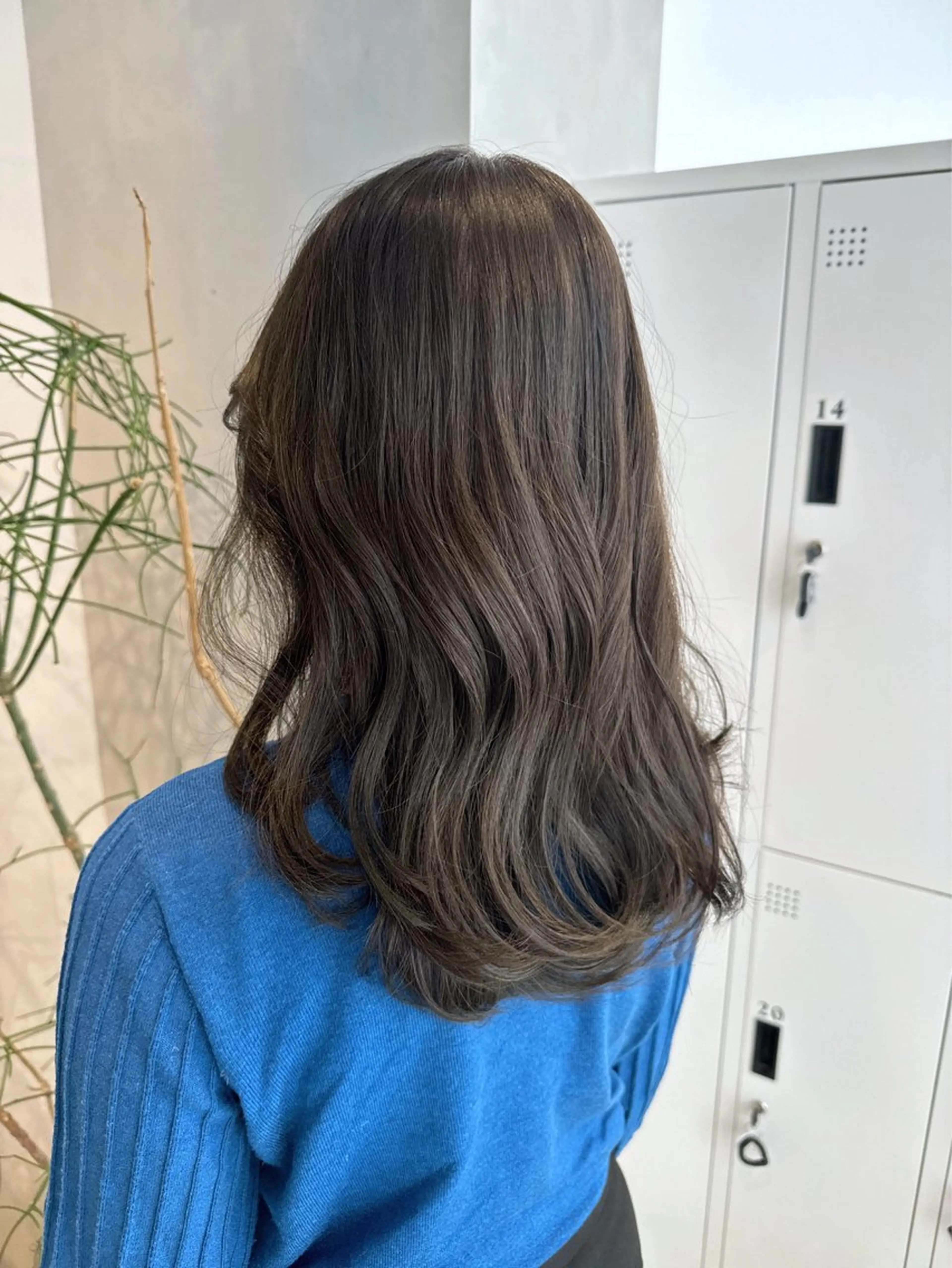 セミロング カラー ブリーチ グレージュ ブリーチなしカラー オリーブグレージュ オリーブグレー カット ヘアカラー トリートメント 透明感カラー✨艶髪 制作🌱山根あゆみのヘアスタイル