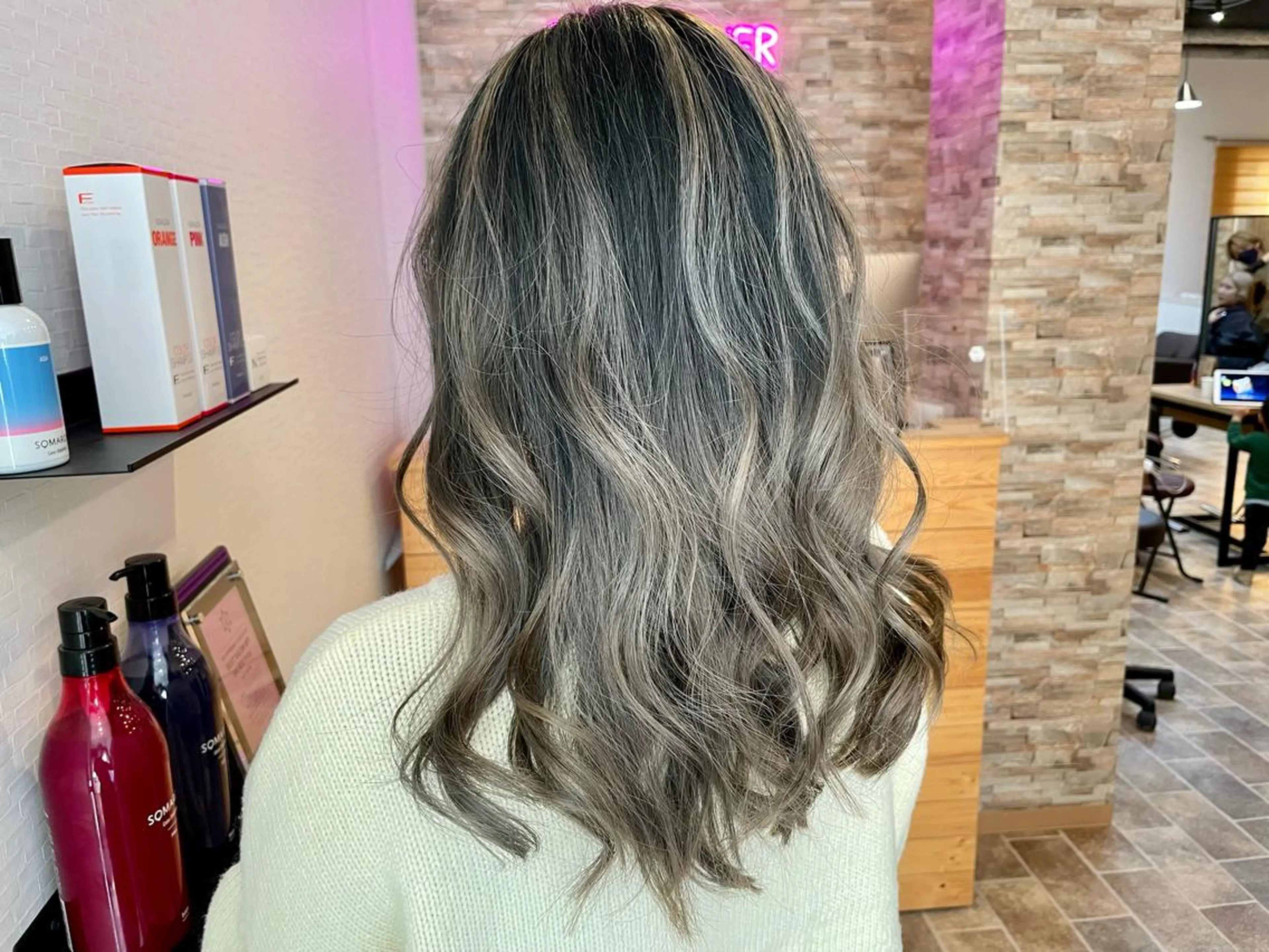 セミロング SALOWIN心斎橋Suite店所属・ブリーチ毛にもできる 縮毛矯正|鷹司郎のヘアスタイル