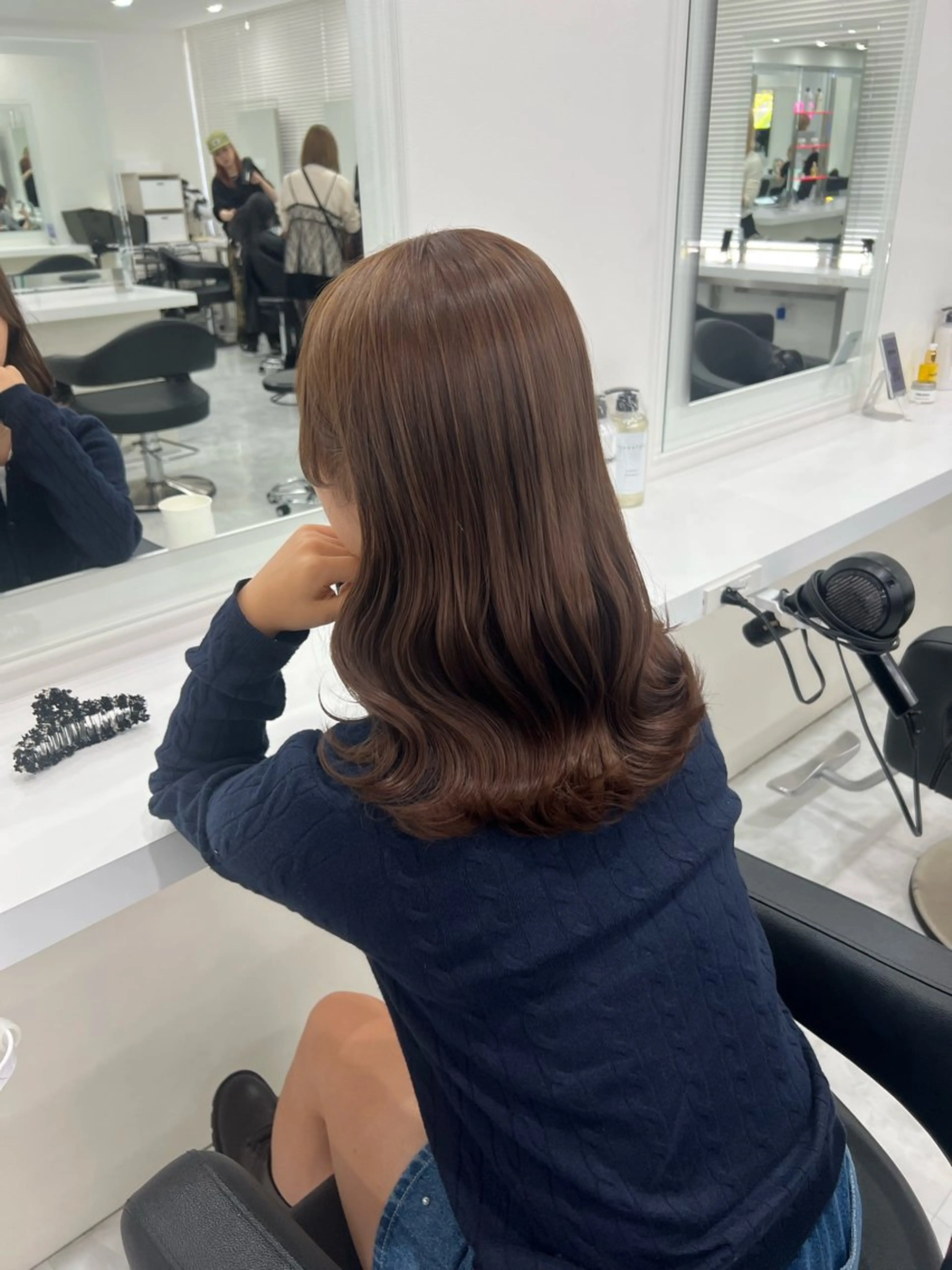 セミロング カラー オリーブカラー🫒 レイヤーカット✂︎のヘアスタイル