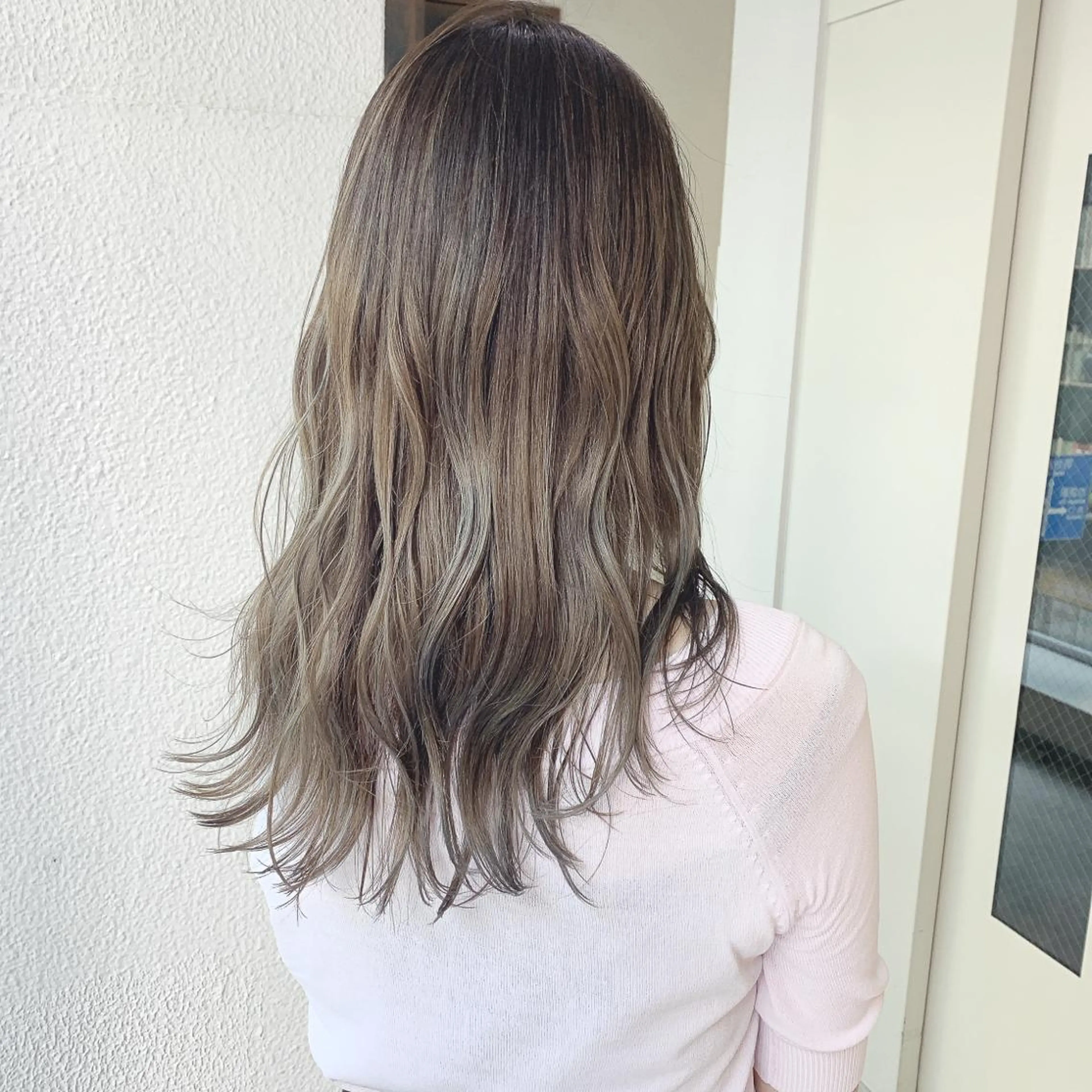ロング カラー 小泉 葵のヘアスタイル