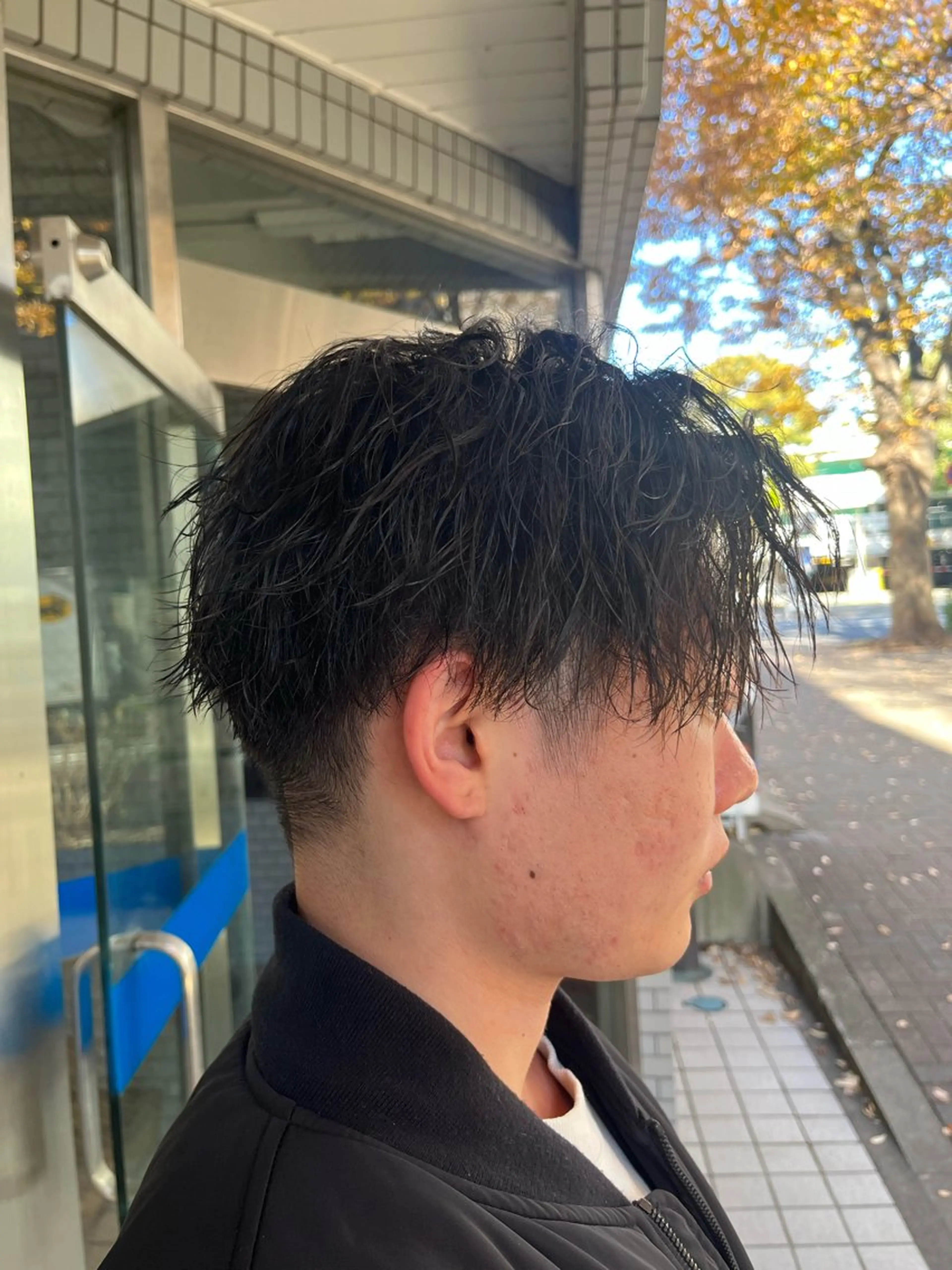 ショート パーマ メンズ センターパート ショートヘア カット パーマ カルマ・ニュアンス パーマ　須田龍世のヘアスタイル