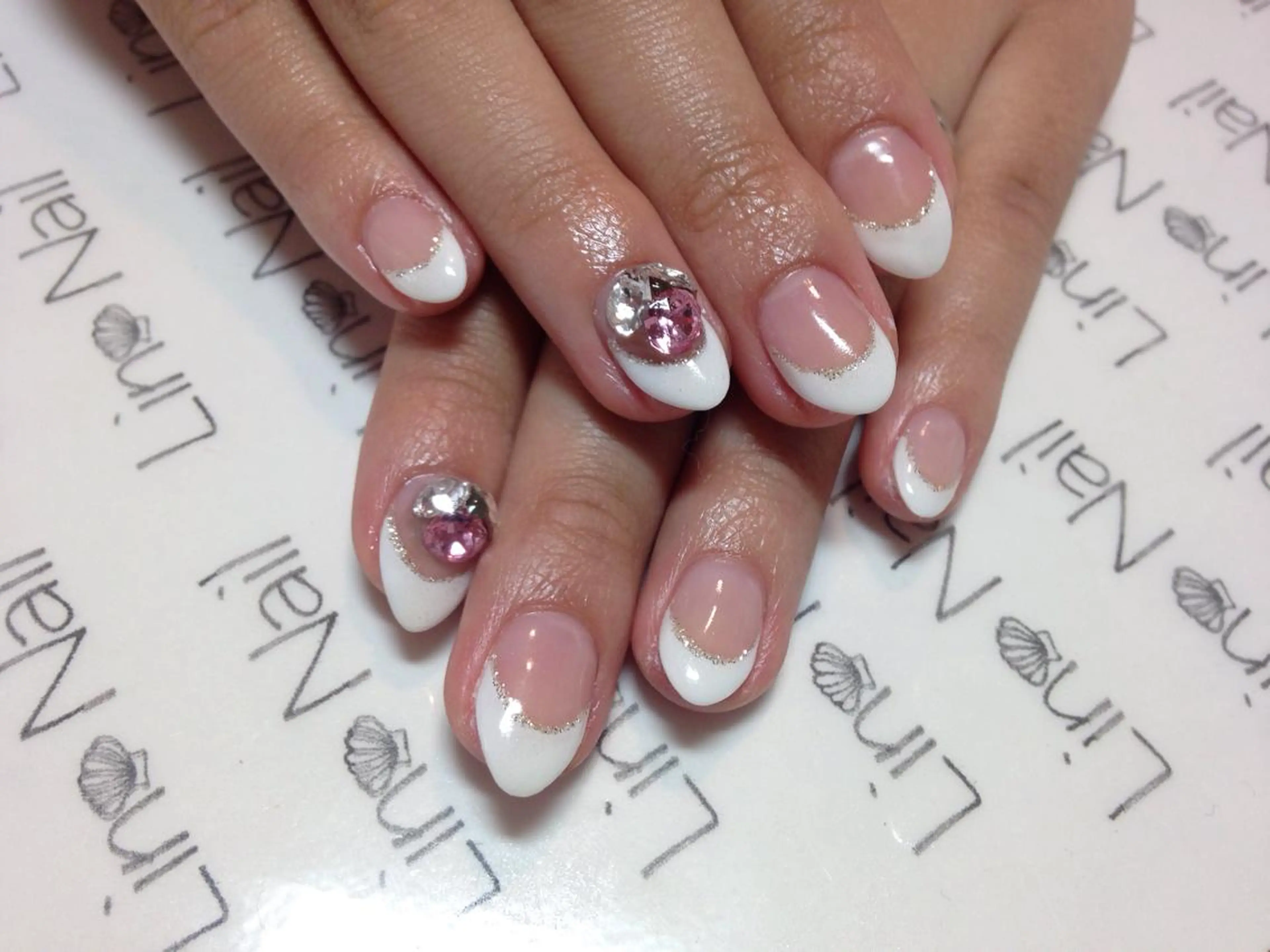 ショート ミディアム セミロング ネイル マツエク・マツパ フレンチネイル ストーンネイル ホワイト Lino Nail(リノネイル)所属・Lino Nail sekitomiのネイルデザイン