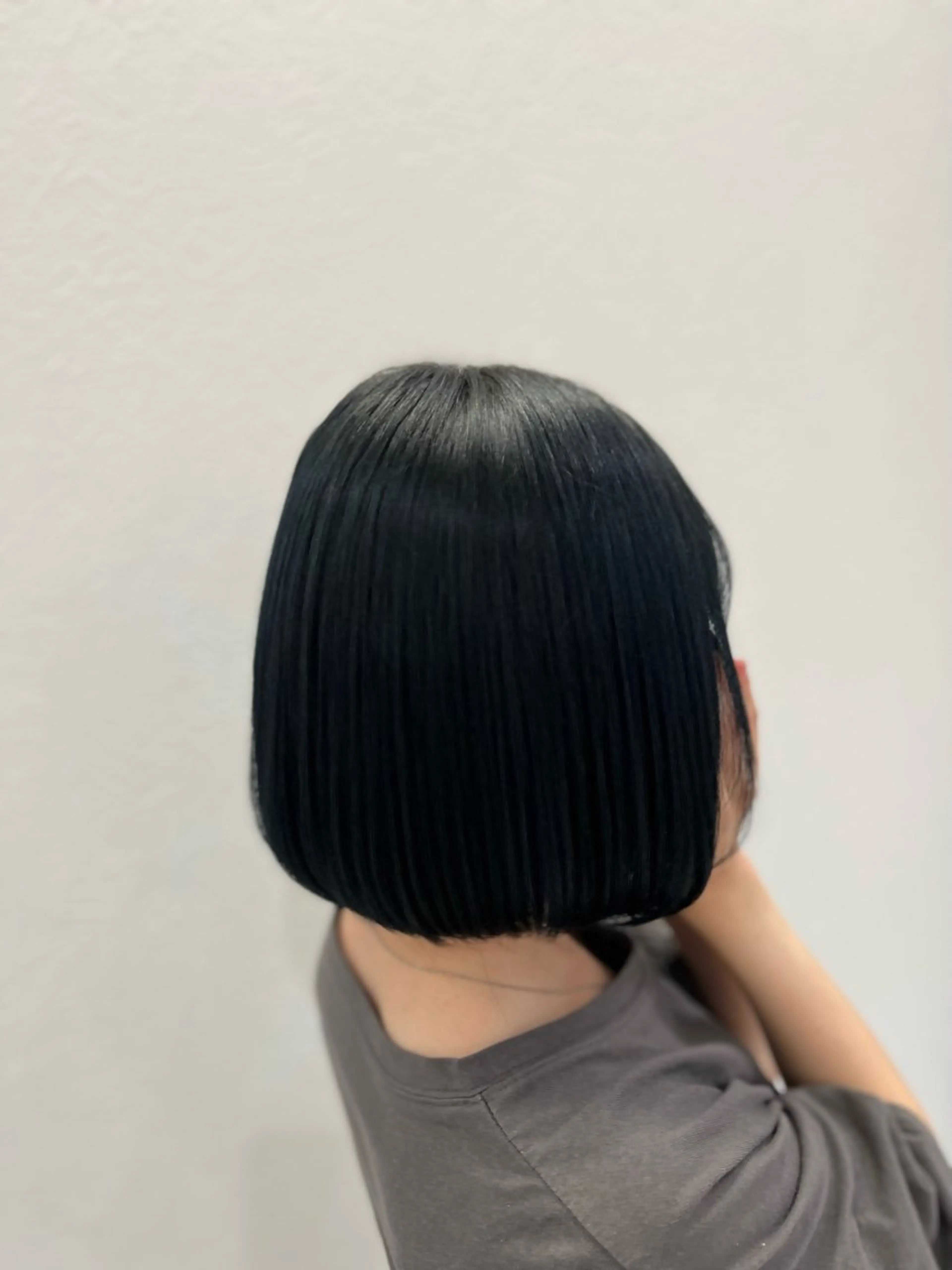 ショート カラー 黒髪 ブリーチ ブルーカラー ブルーブラック ネイビーカラー Salon de Qualia(サロンドクオリア)所属・Salon de Qualia杉下　涼のヘアスタイル