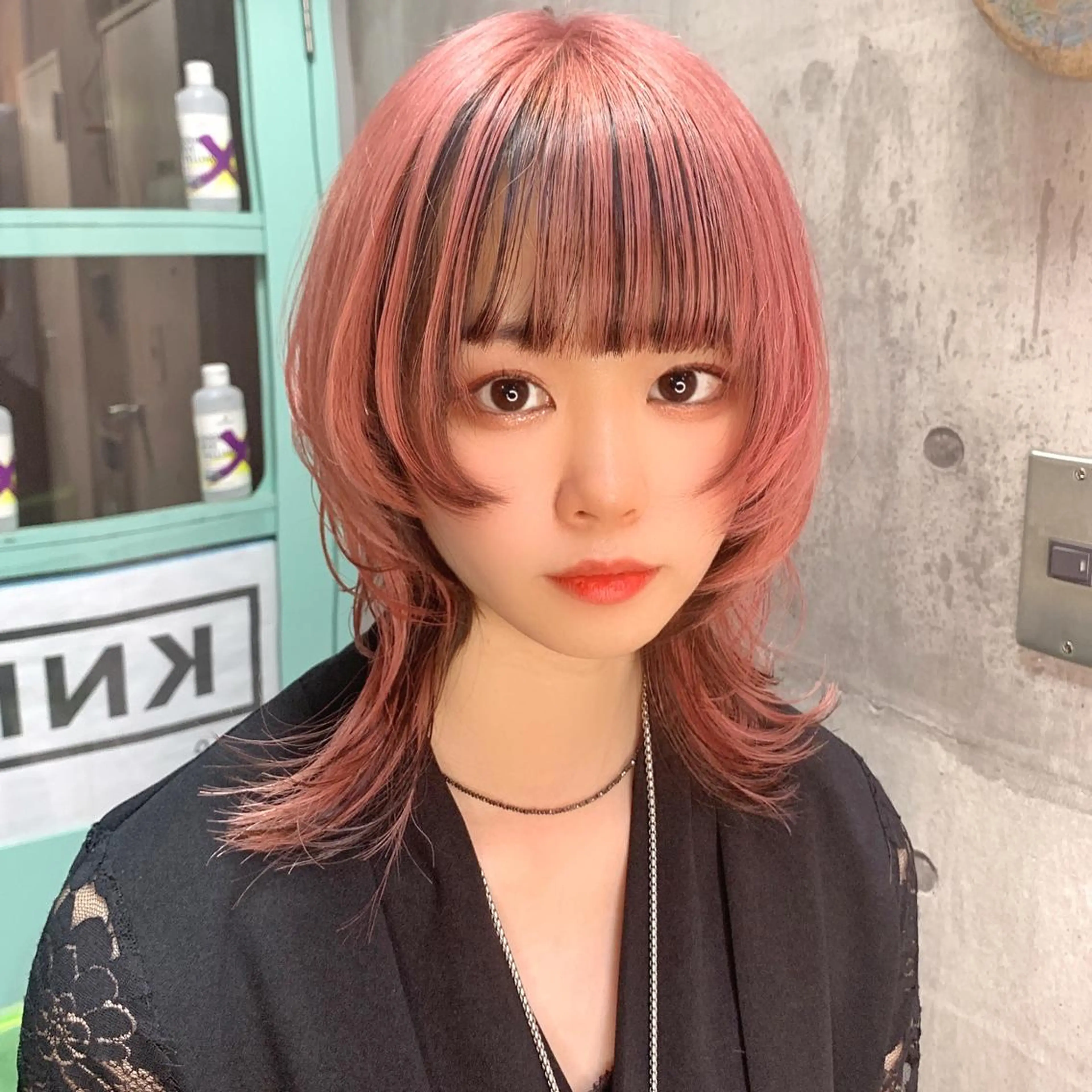 ミディアム カラー アッシュ ピンクカラー ピンクアッシュ ウルフカット カット ヘアカラー トリートメント ホワイト&レイヤー カット職人長畠俊輔のヘアスタイル