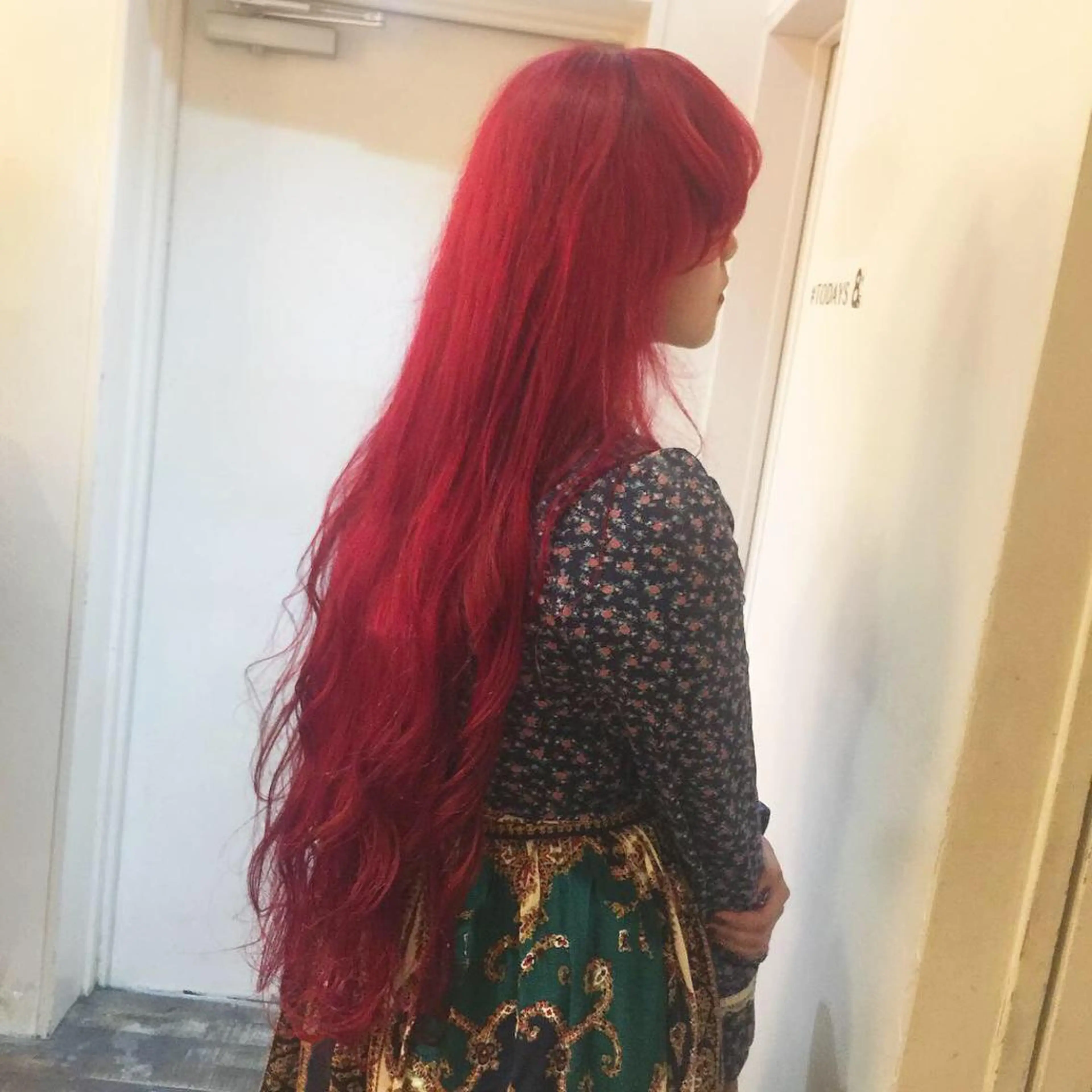 ロング カラー ピンクカラー レッドカラー ロング ホワイト&レイヤーカ ットエクステ長畠俊輔のヘアスタイル