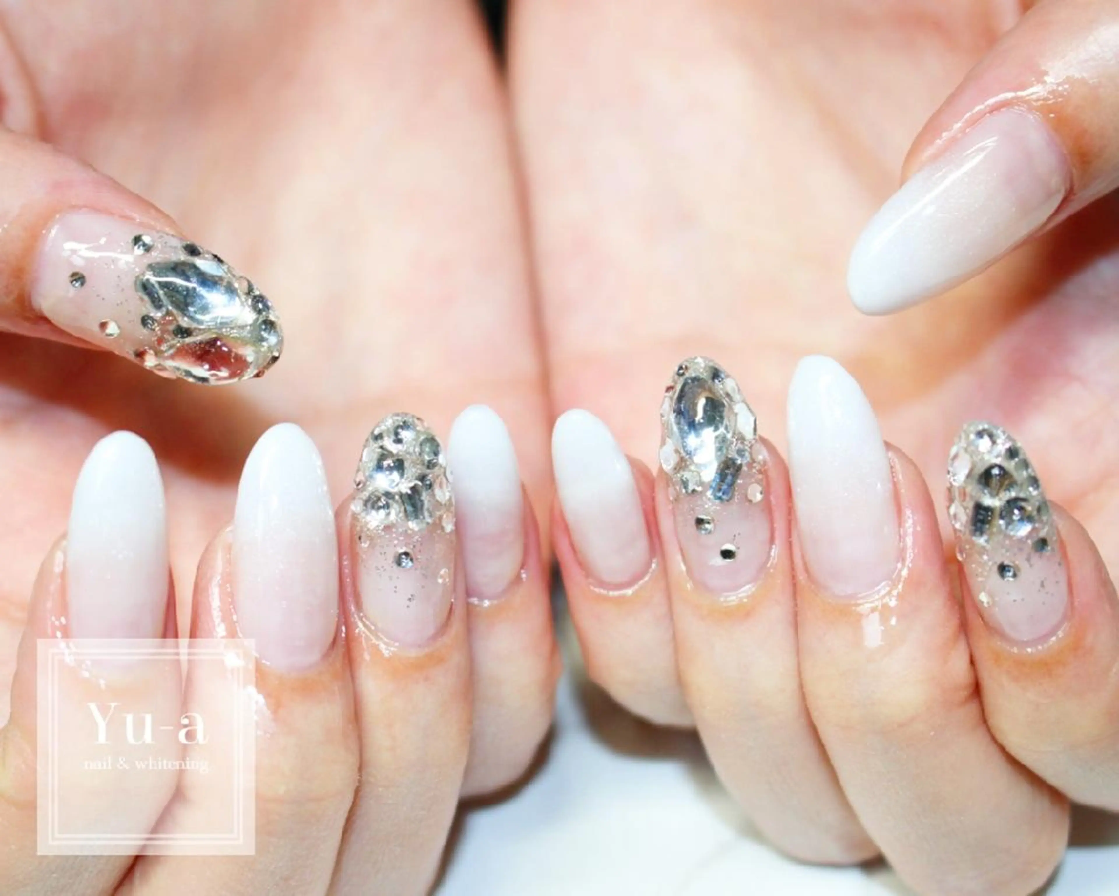 ネイル グラデーション ホワイト 冬ネイル ハンドネイル yu-a☆  ネイル ＆ホワイトニングのネイルデザイン