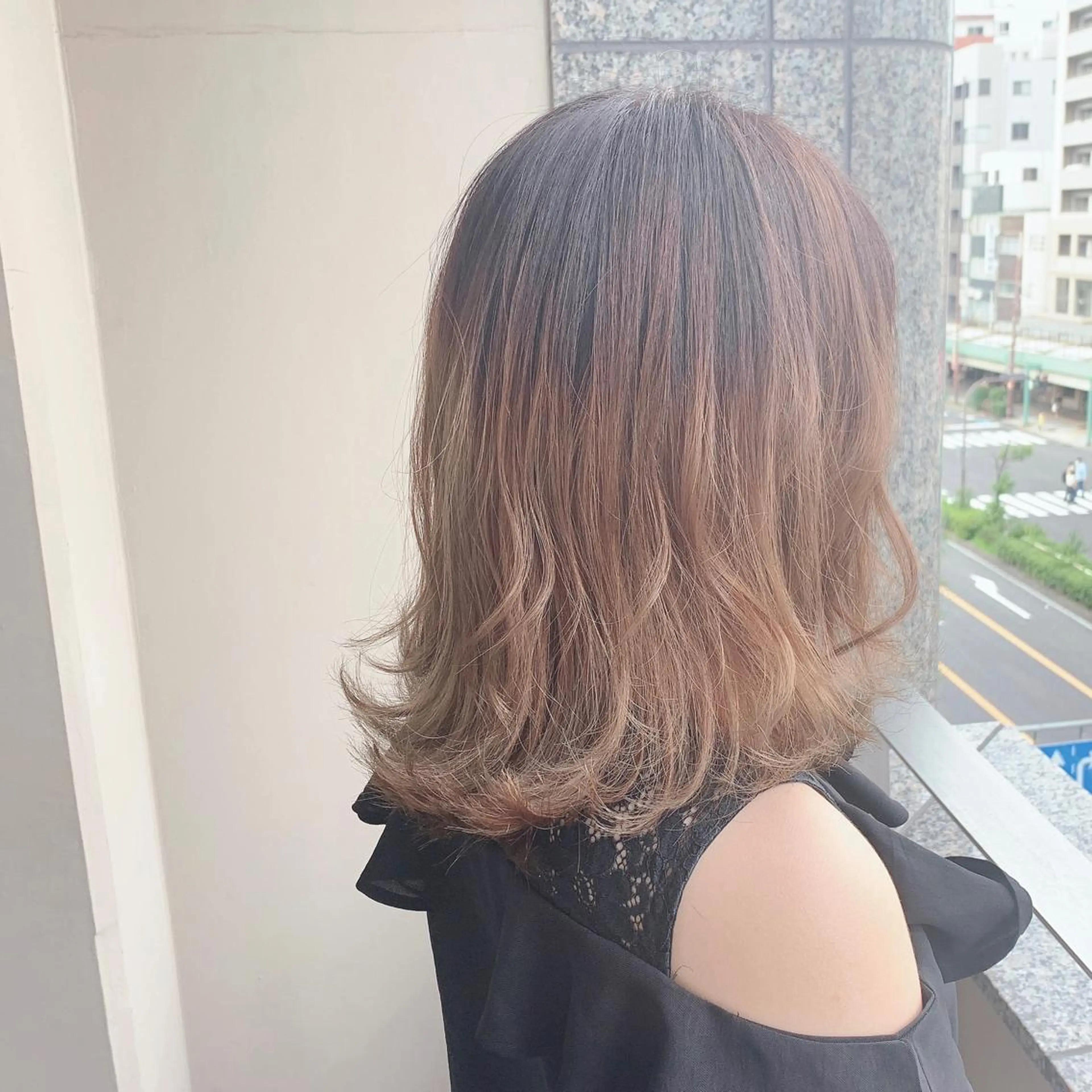 ミディアム カラー ベージュカラー グラデーションカラー ミルクティーベージュ NUMBER_ ユイナのヘアスタイル