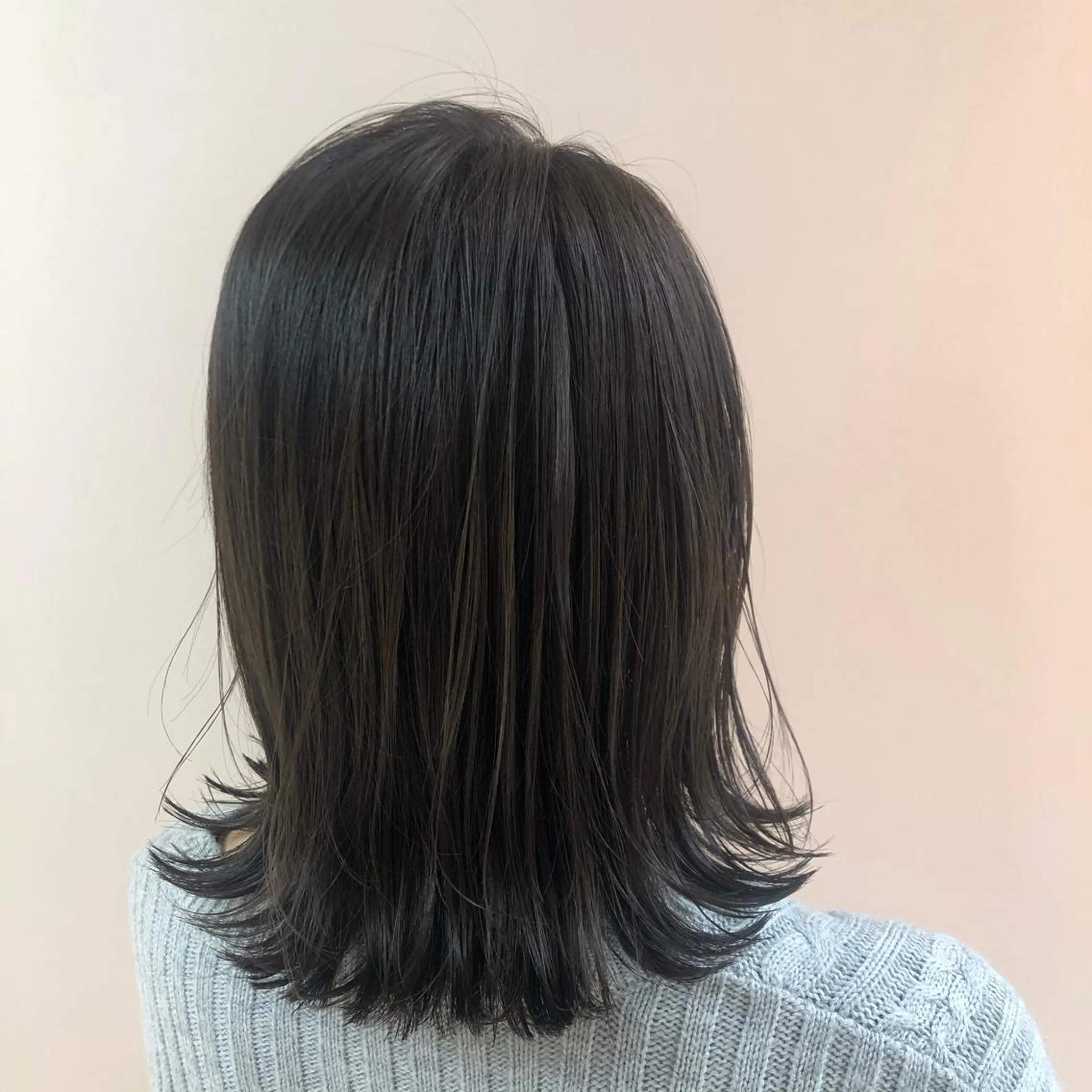 ミディアム カラー アッシュ イルミナカラー オリーブアッシュ ベージュ/インナー カラー🤍Rieのヘアスタイル