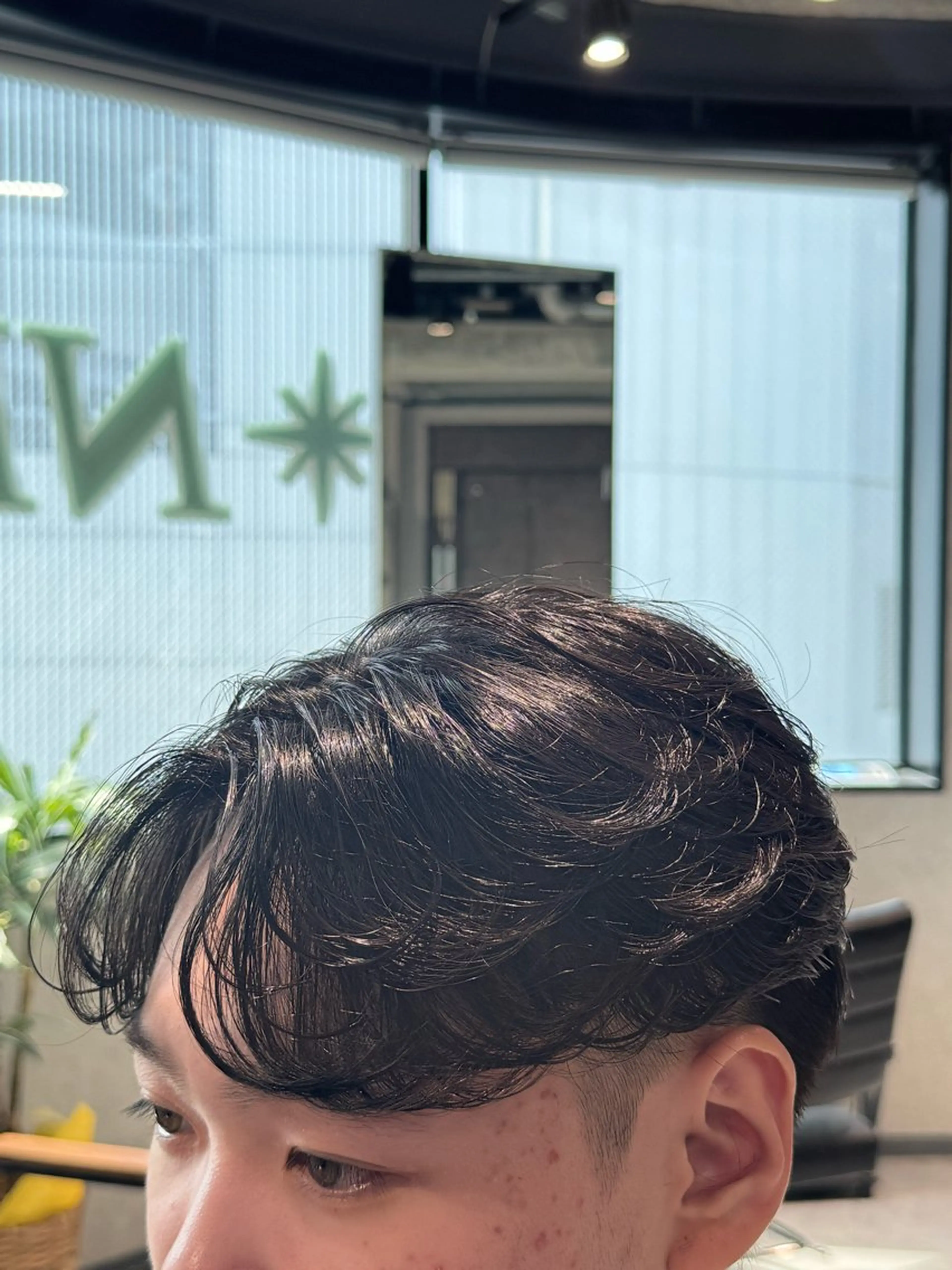 メンズ カット 毛流れ特化愁斗 センターパートパーマのヘアスタイル