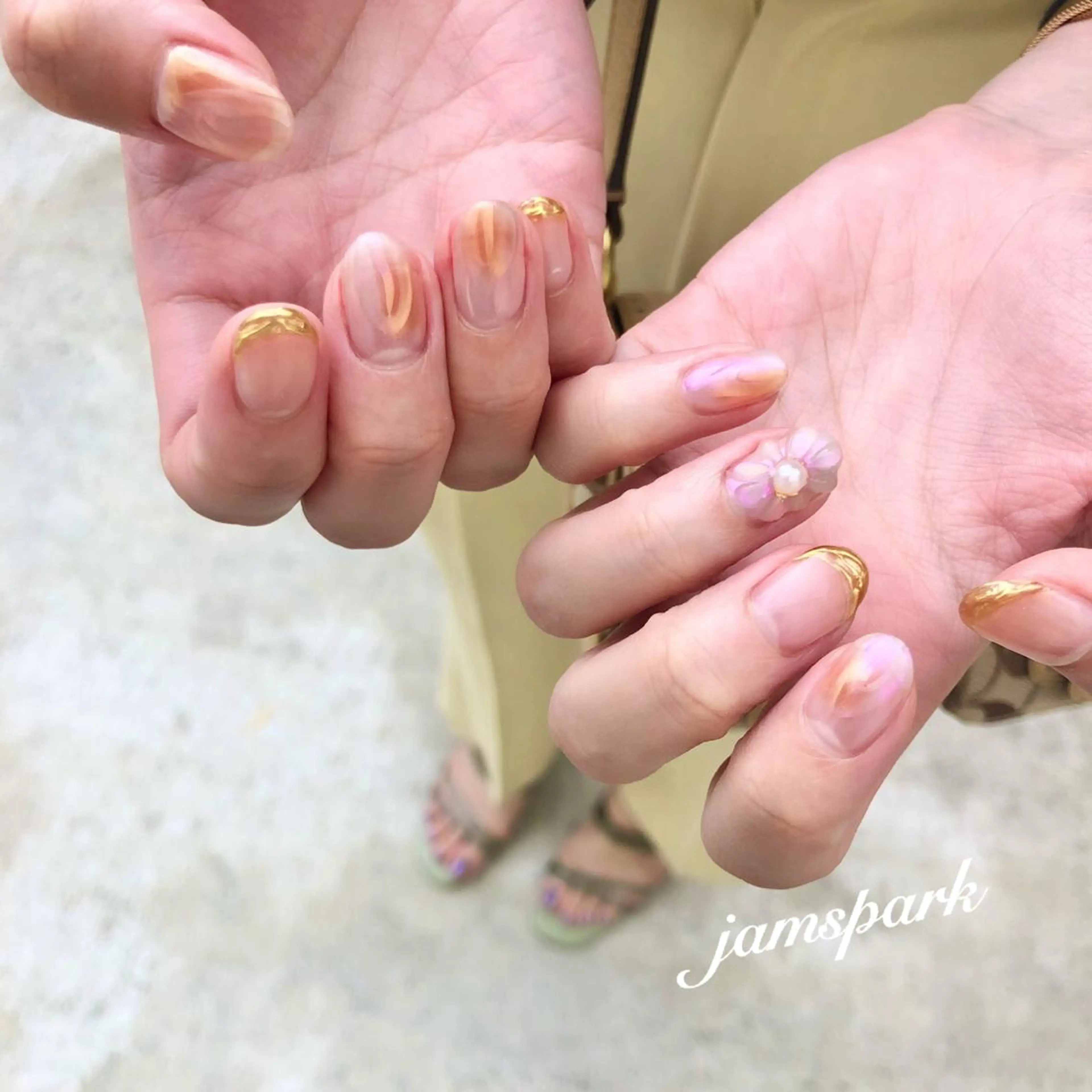 ネイル アートネイル フラワーネイル フレンチネイル ゴールド ニュアンスネイル ハンドネイル jamspark ✨のネイルデザイン