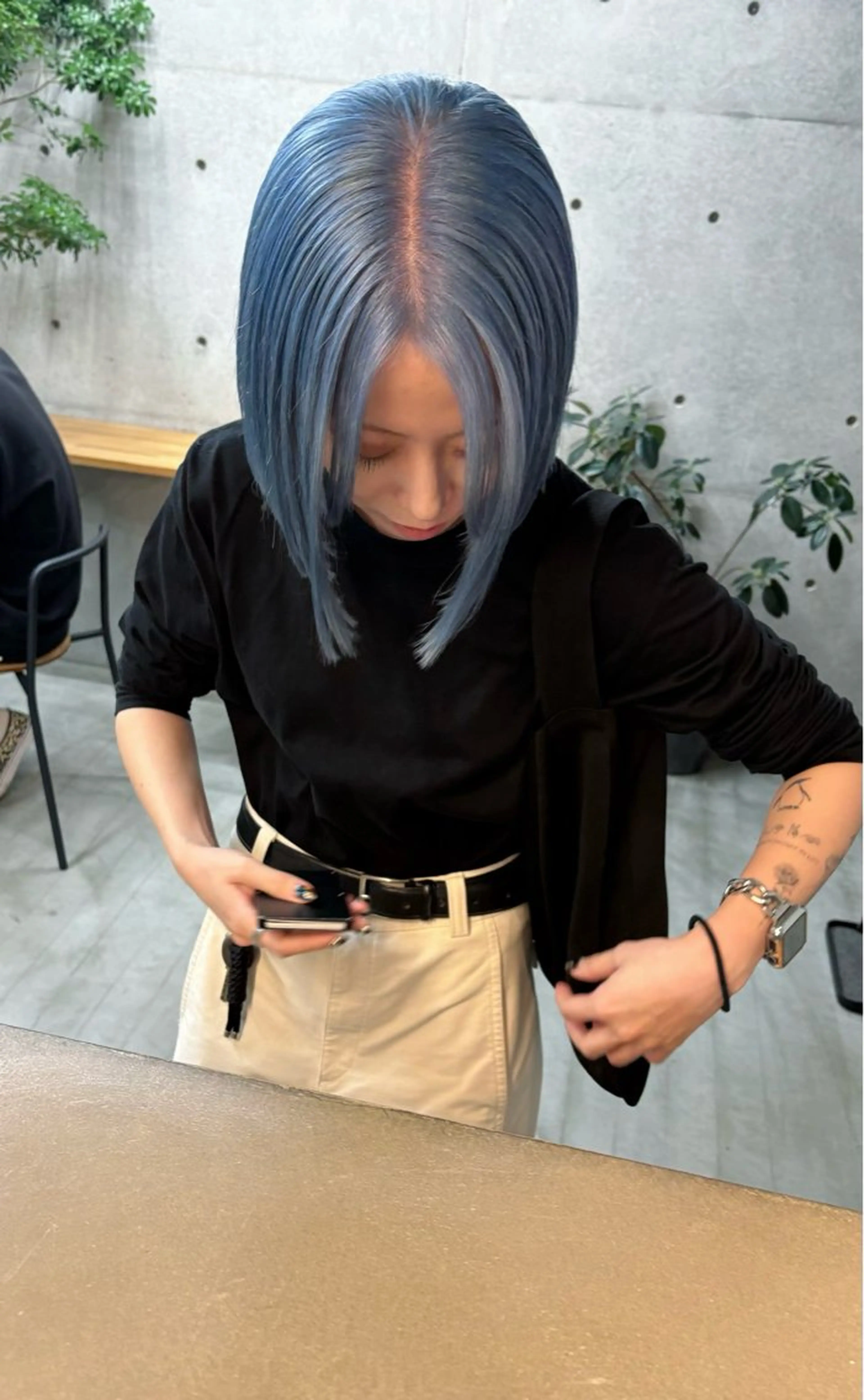 ミディアム カラー ヘアアレンジ 切りっぱなしボブ ブリーチ ブルーカラー ボブ son hair HIROEのヘアスタイル