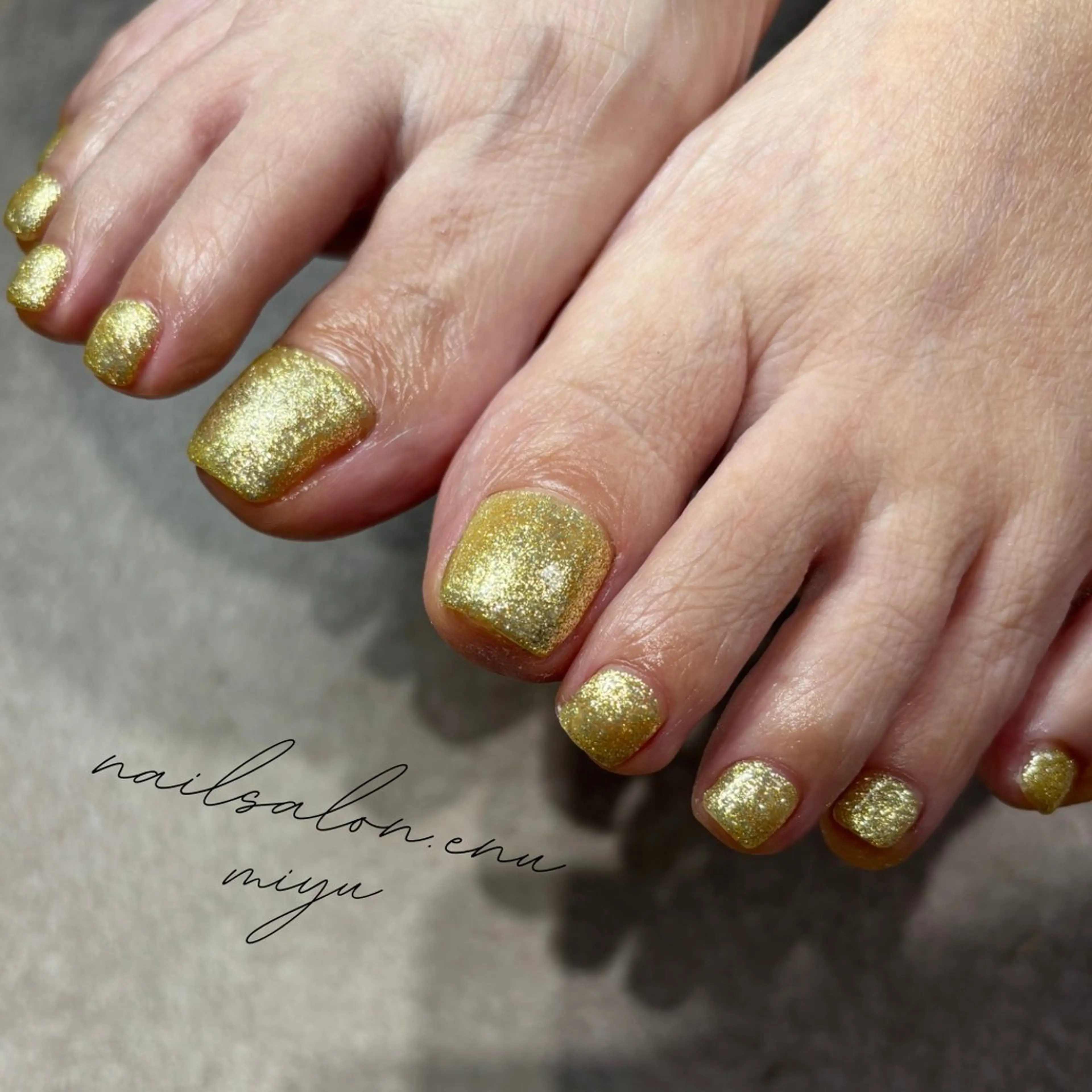 ネイル フットネイル キラキラネイル ラメ(グリッター) ワンカラーネイル 黄色 nailsalon enu.　miyuのネイルデザイン