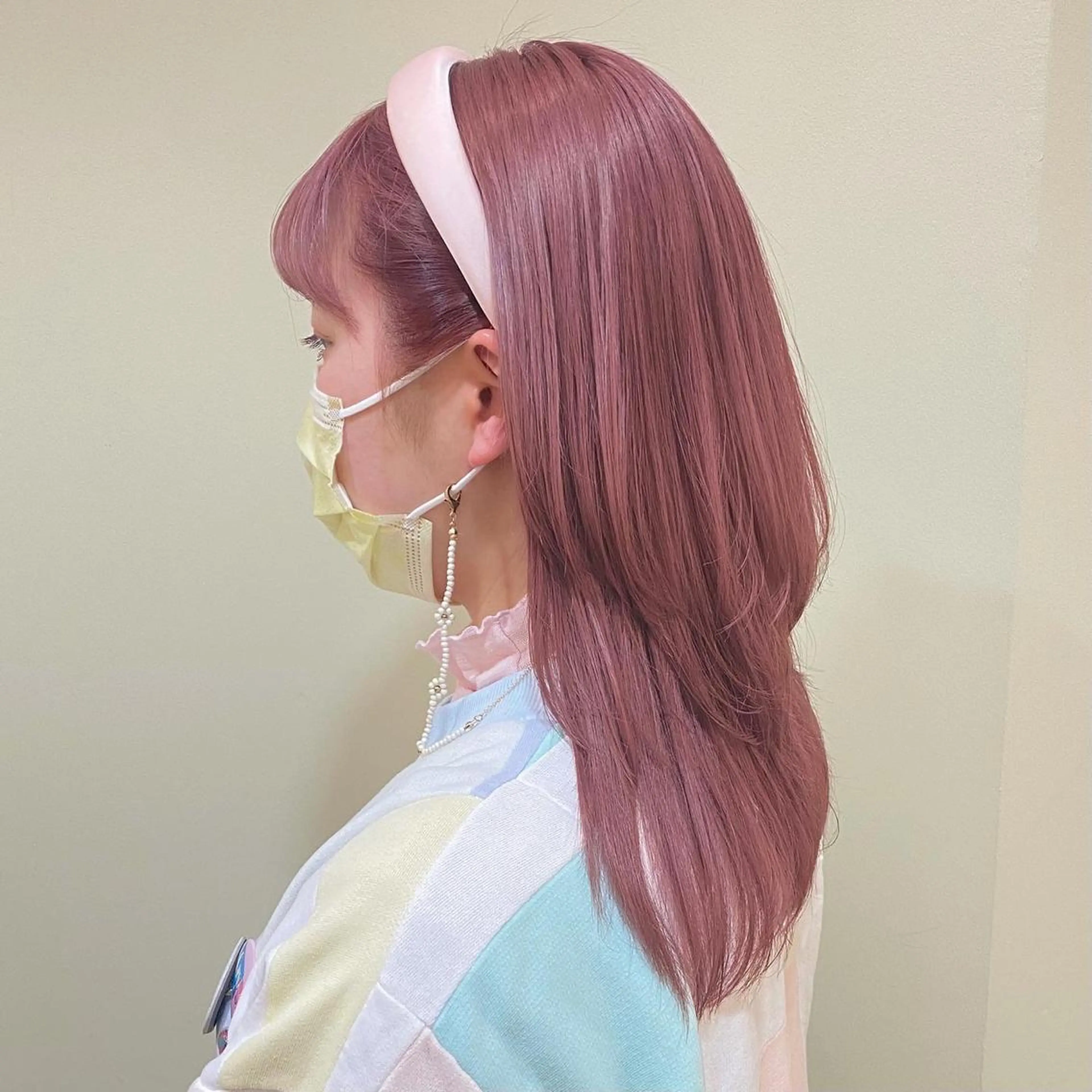 セミロング カラー ANNA /艶髪/ハイトーンのヘアスタイル