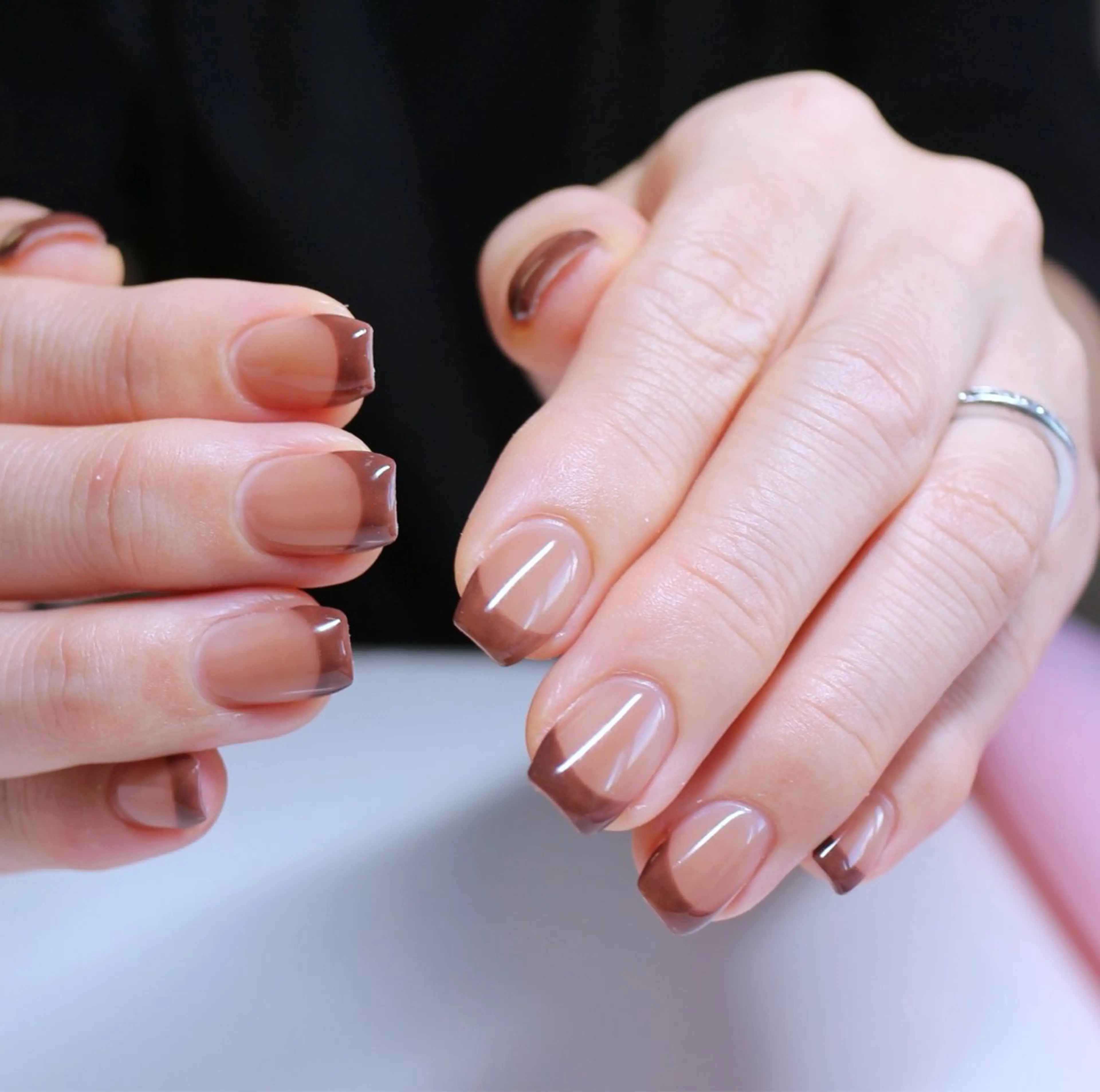 ネイル ブラウン フレンチネイル 韓国ネイル ニュアンスネイル ワンホンネイル ハンドネイル Baku Nailsのネイルデザイン