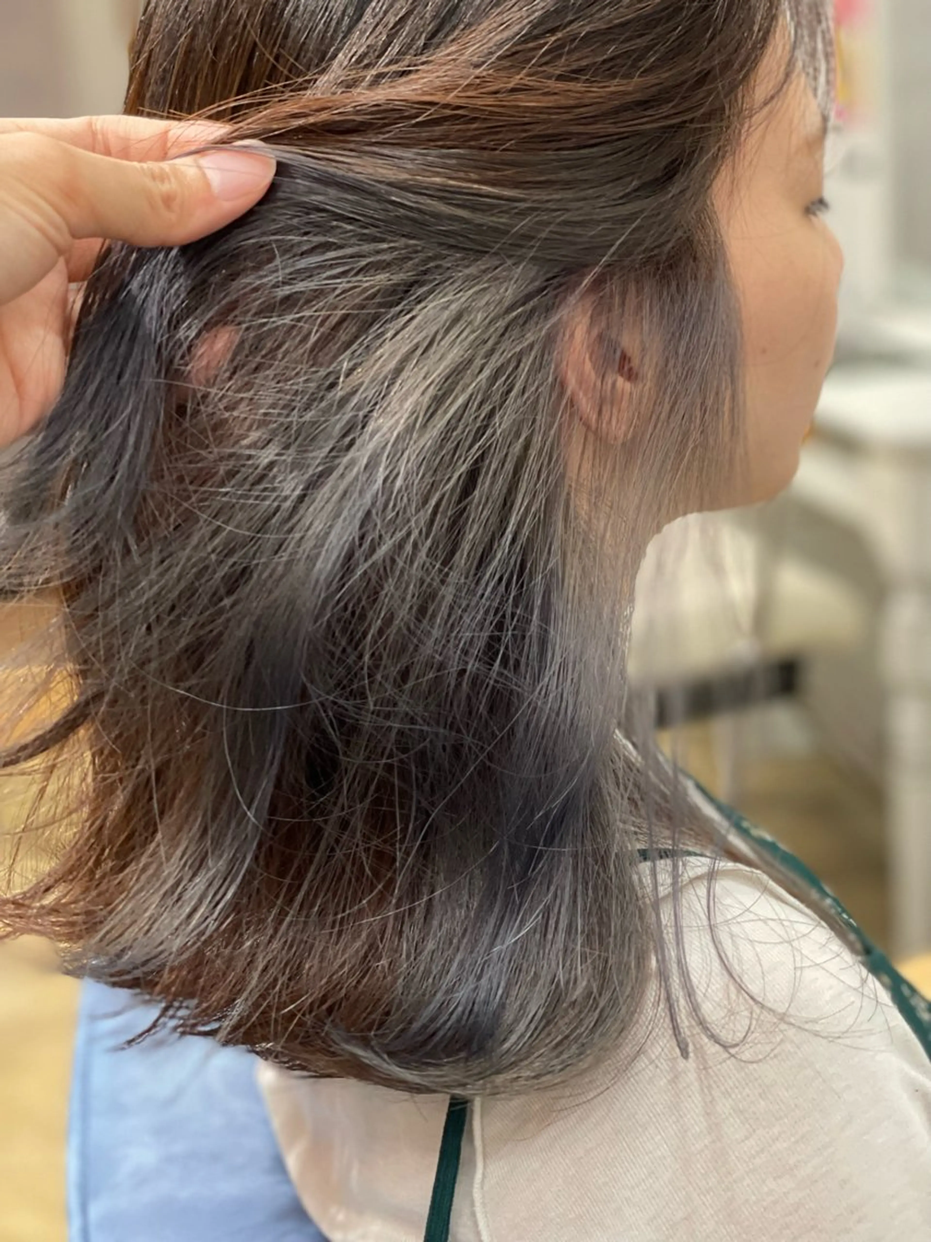 ロング カラー ブリーチ イヤリングカラー シルバー Snaly カラー特化ページのヘアスタイル