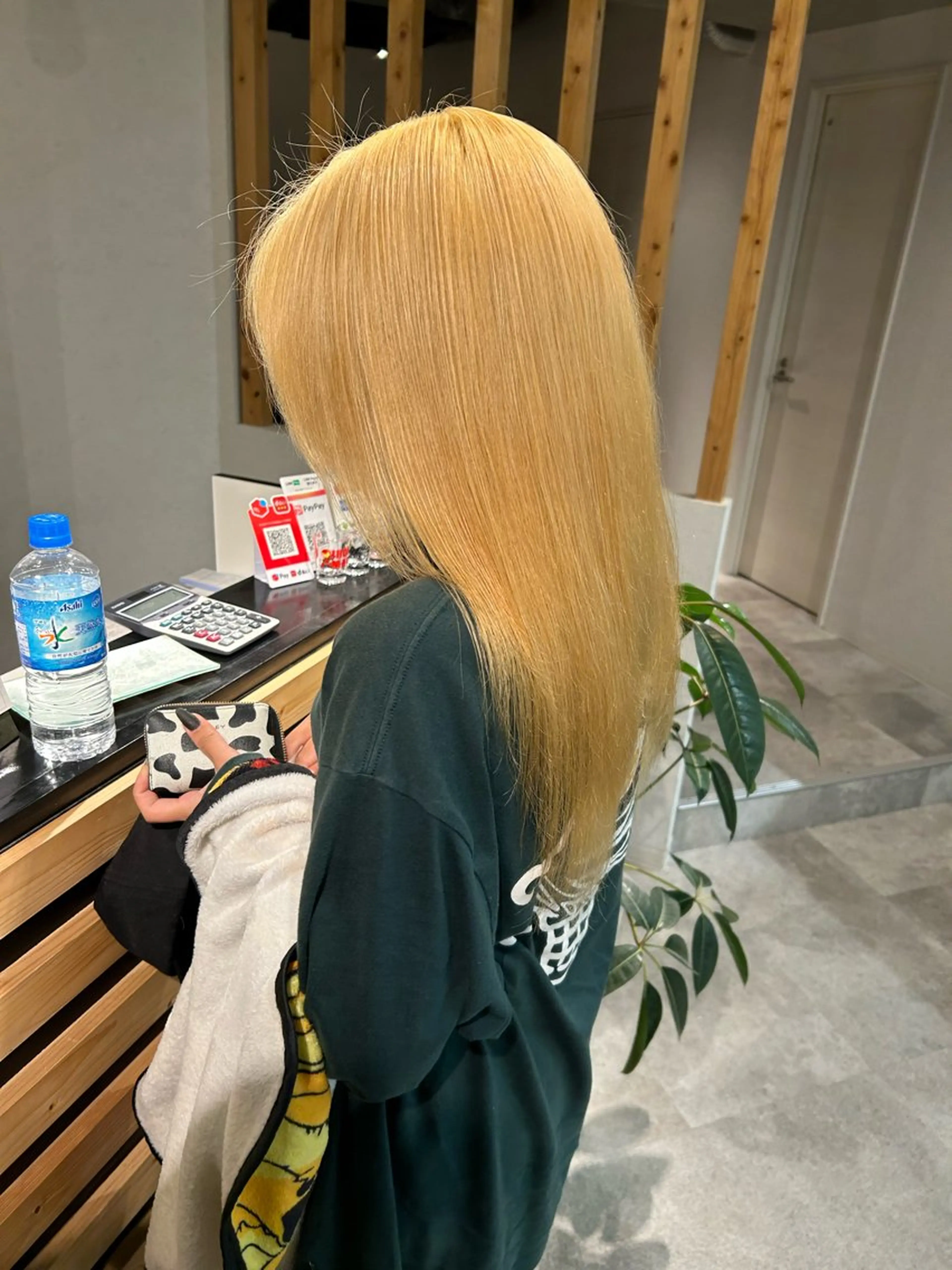 ミディアム カラー ブリーチ 抜きっぱなしブロンド ブロンド ヘアカラー トリートメント AILEE所属・ウルフカット レイヤーカット上柿のヘアスタイル