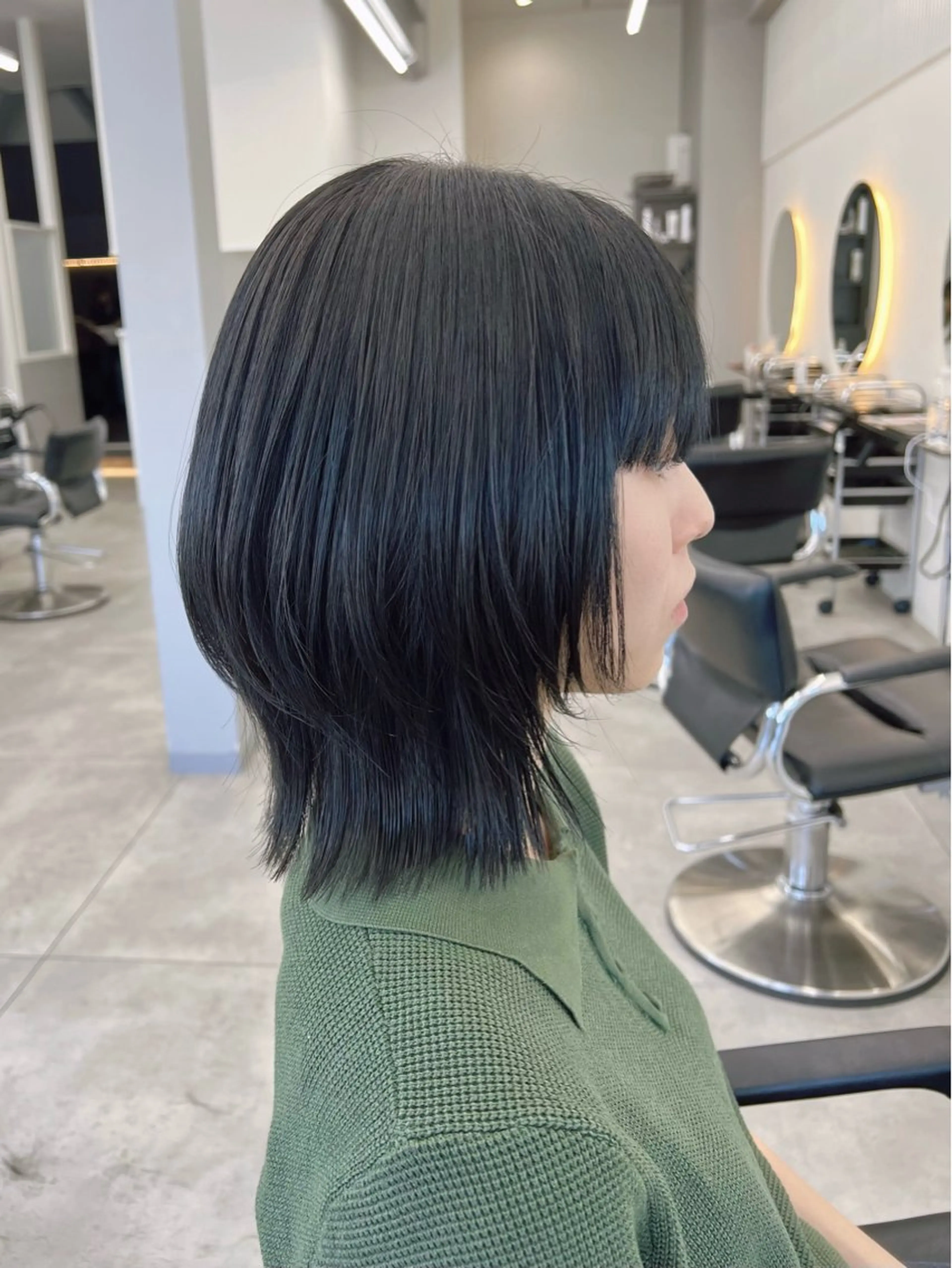 ミディアム カラー 黒髪 ブルーカラー ブルーブラック ボブ くびれヘア 椿原 克音のヘアスタイル