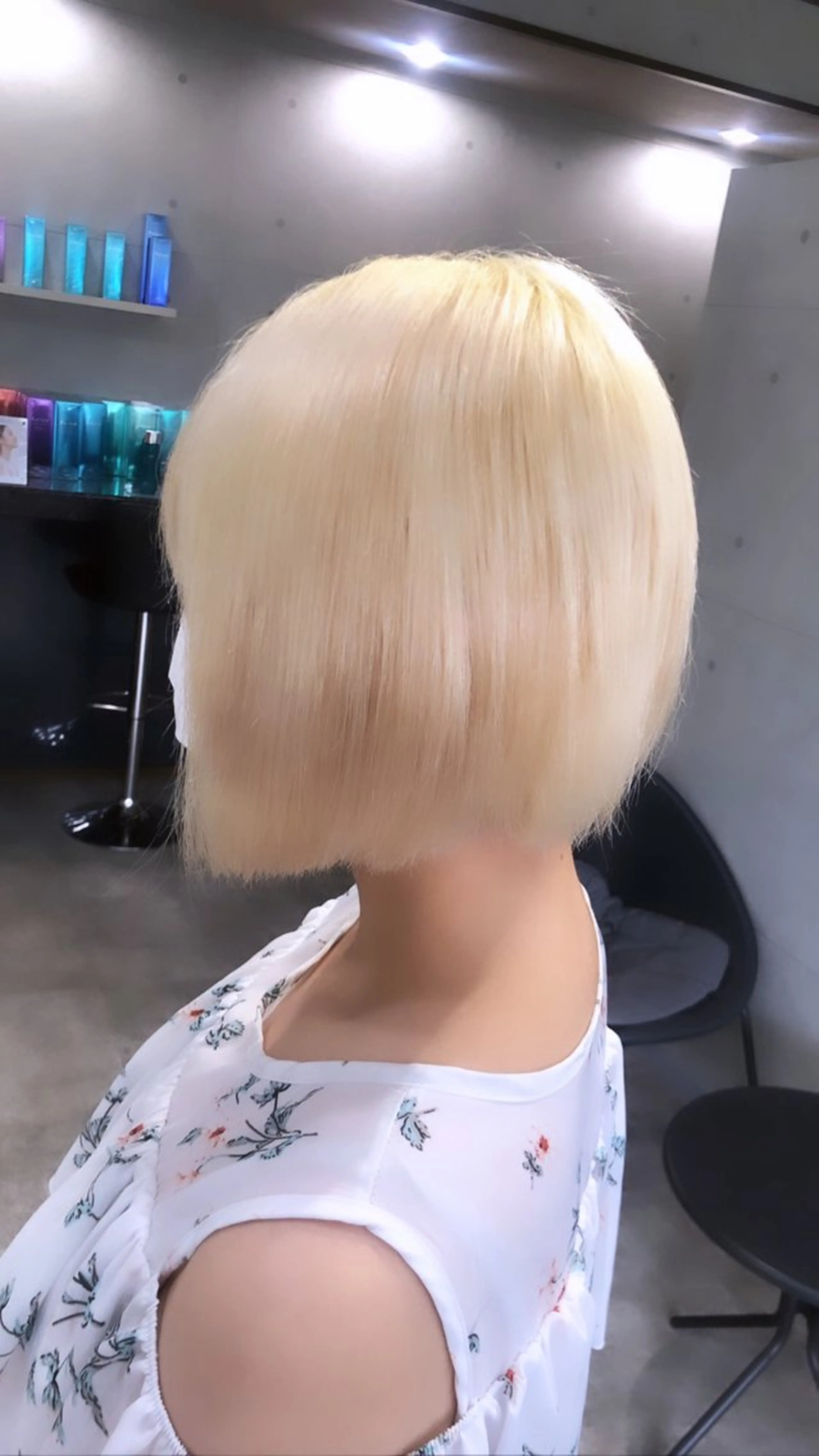 ショート ボブ くびれヘア くせ毛 切りっぱなしロブ 小顔カット REVE所属・REVE 【外国人風カラー】のヘアスタイル