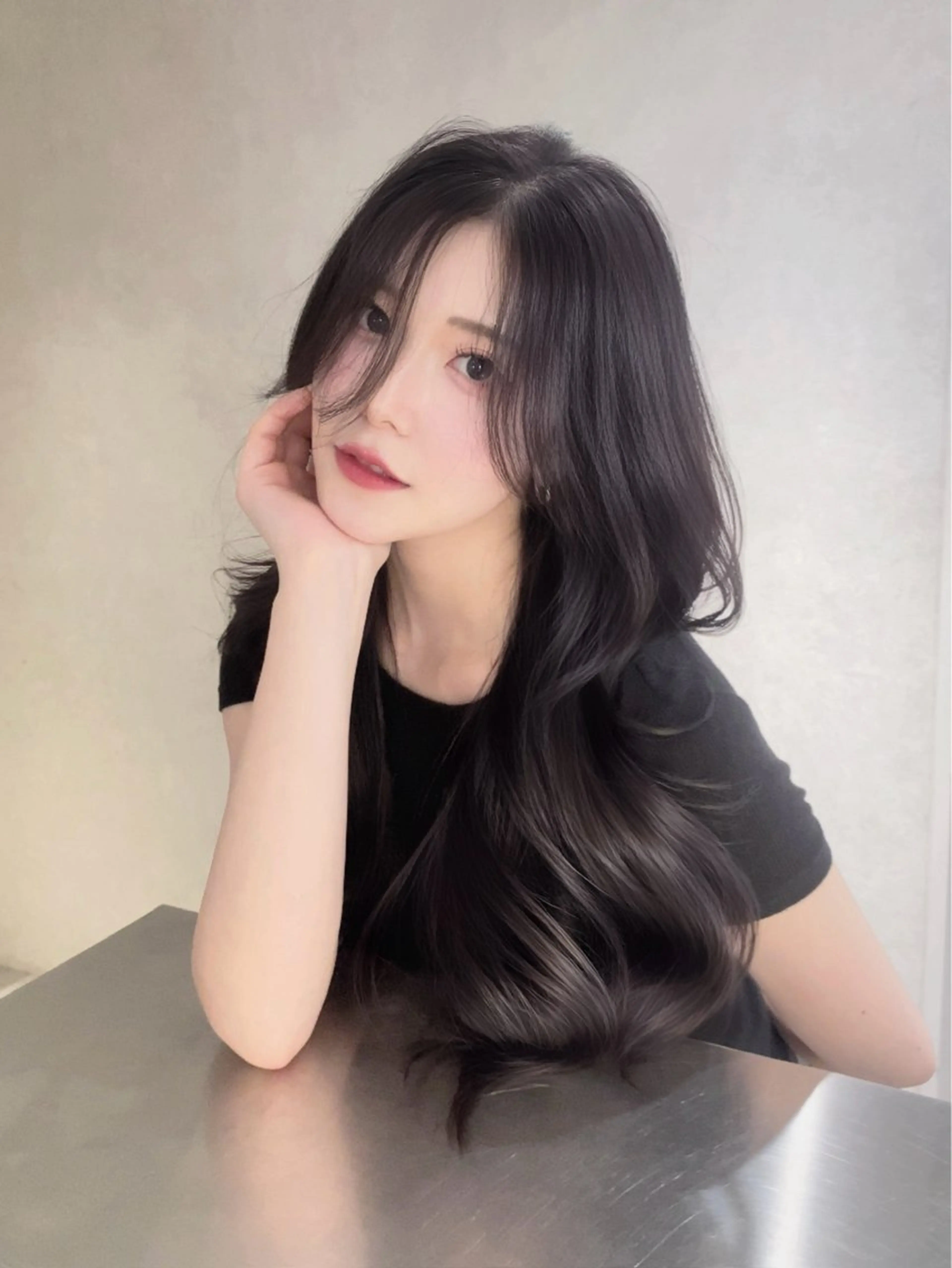 ロング カラー パーマ ヘアアレンジ ブリーチ ブリーチなしカラー くびれヘア 顔まわりレイヤー 顔周りカット Qin原宿店所属・三輪 葵のヘアスタイル