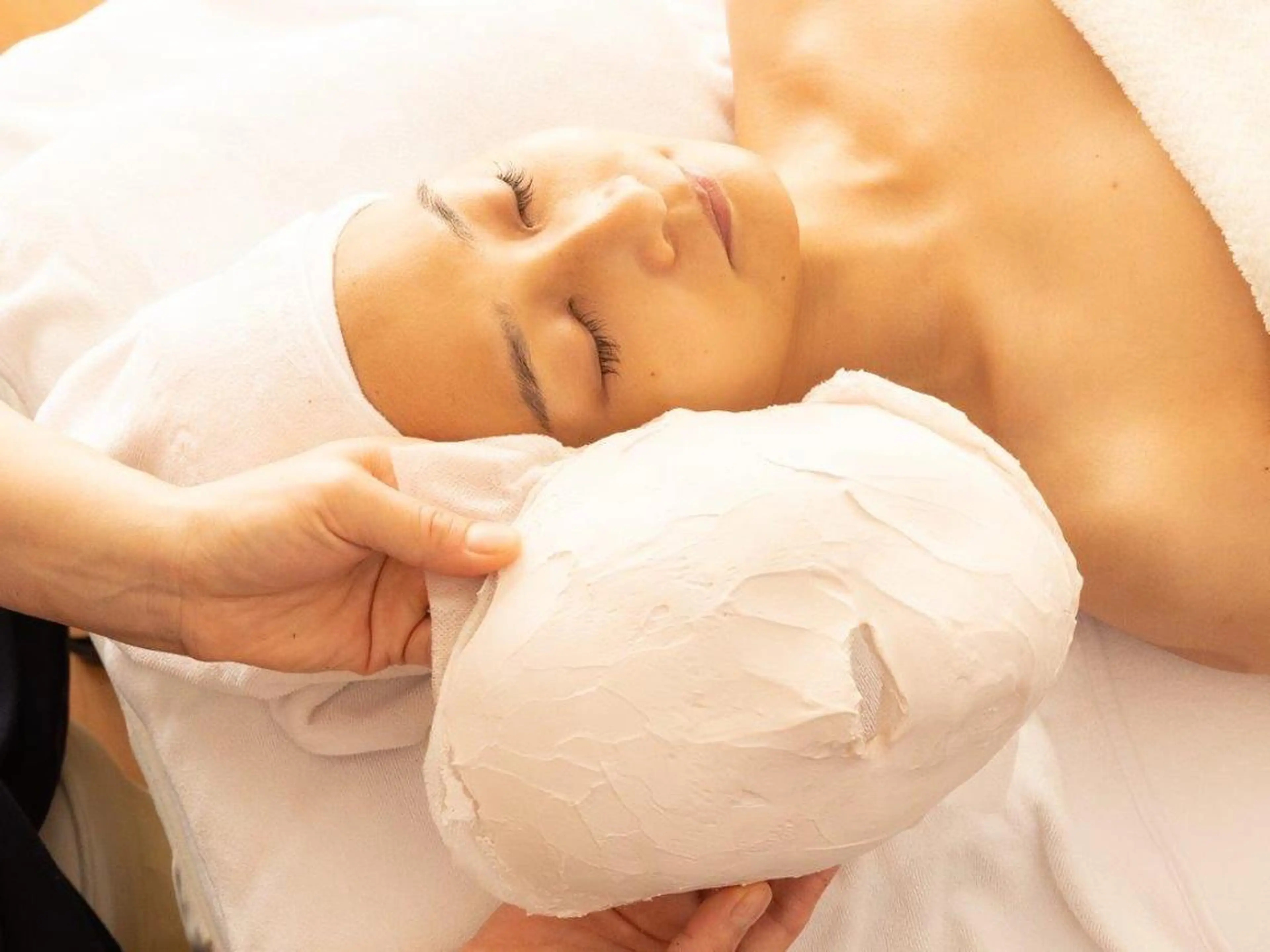 全顔毛穴洗浄+小顔ゴルキ+リフト導入(生コ-ラゲン)+美肌石膏パック+ハント保湿パックの写真