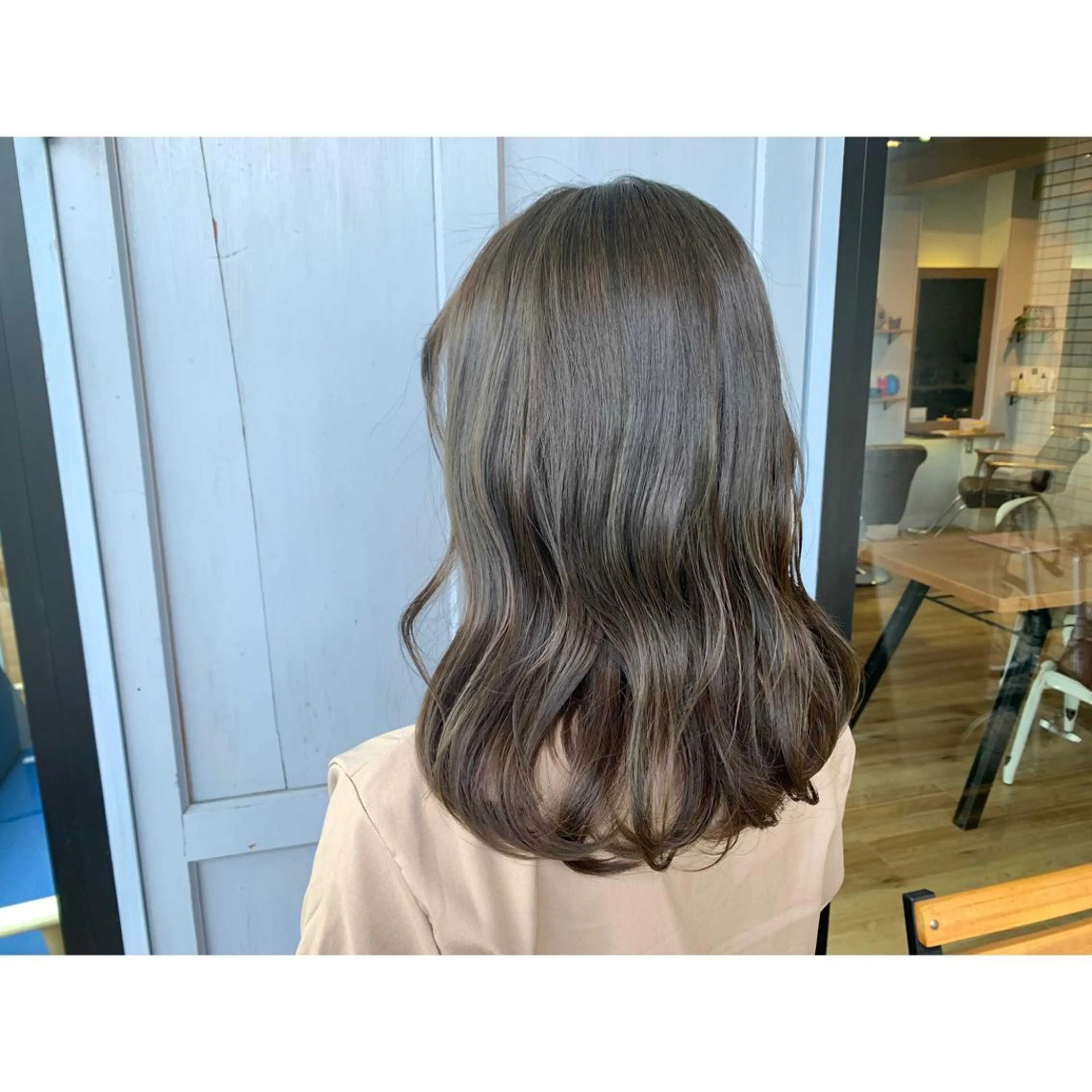 セミロング カラー グレージュ オリーブグレージュ オリーブグレー ヘアカラー トリートメント ツキダテ ユイのヘアスタイル