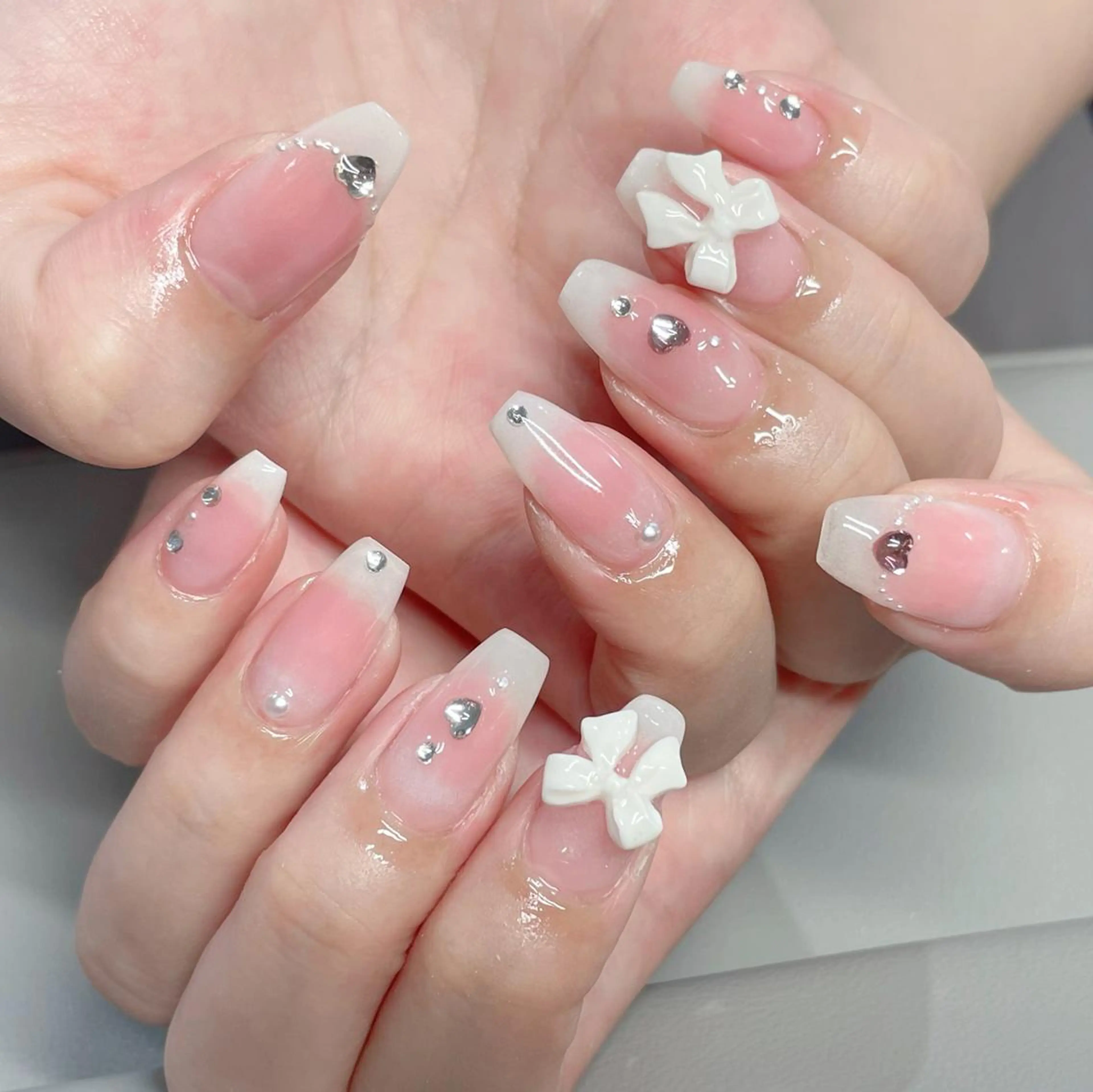 ネイル オーロラネイル 長さ出し フレンチネイル ガーリー キラキラネイル ハンドネイル Lucky nail salonのネイルデザイン
