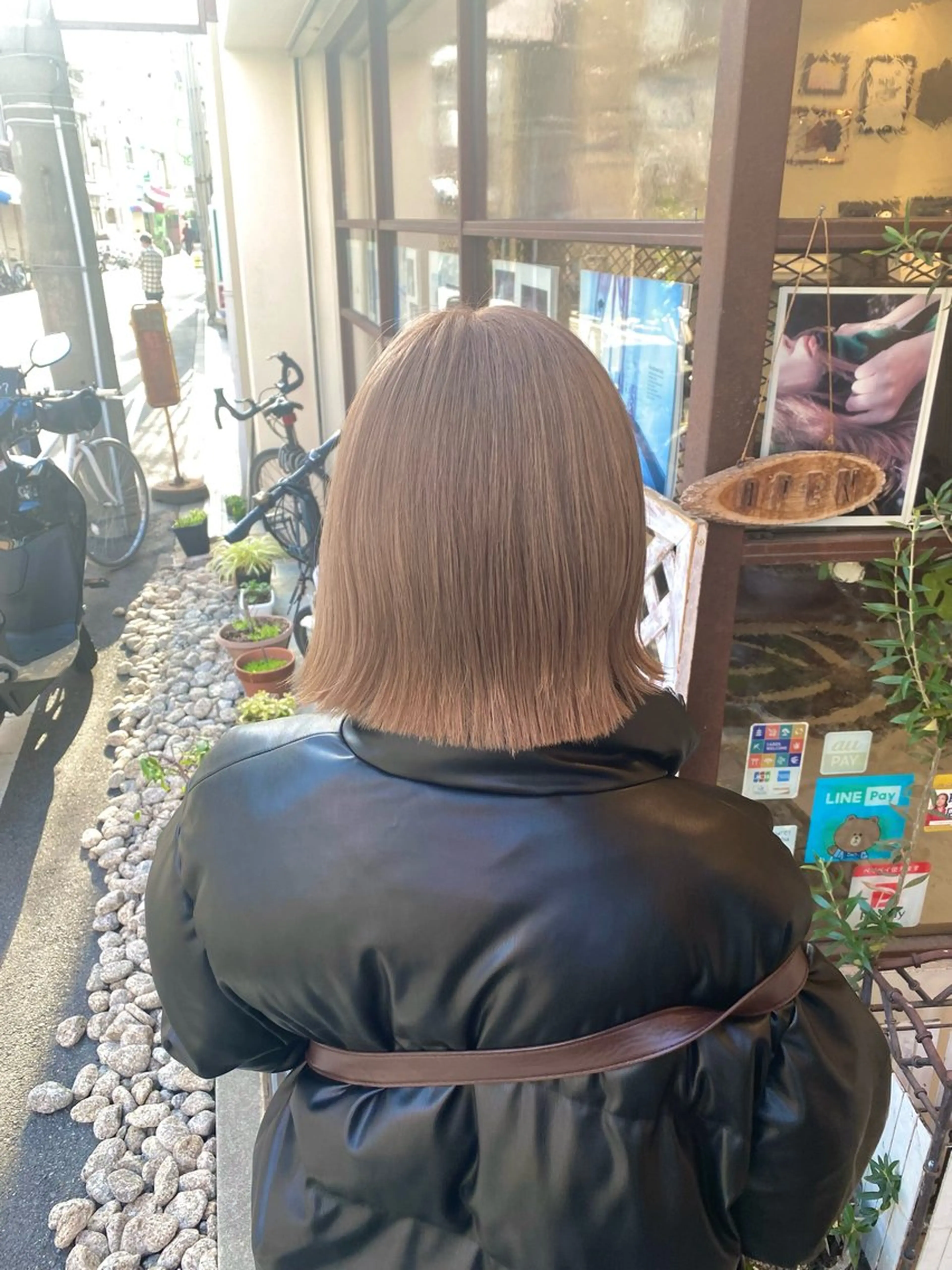 ショート カラー ベージュカラー ミルクティーベージュ ボブ 外ハネヘア HIKARIS 相川所属・ウチダ ユウヤのヘアスタイル