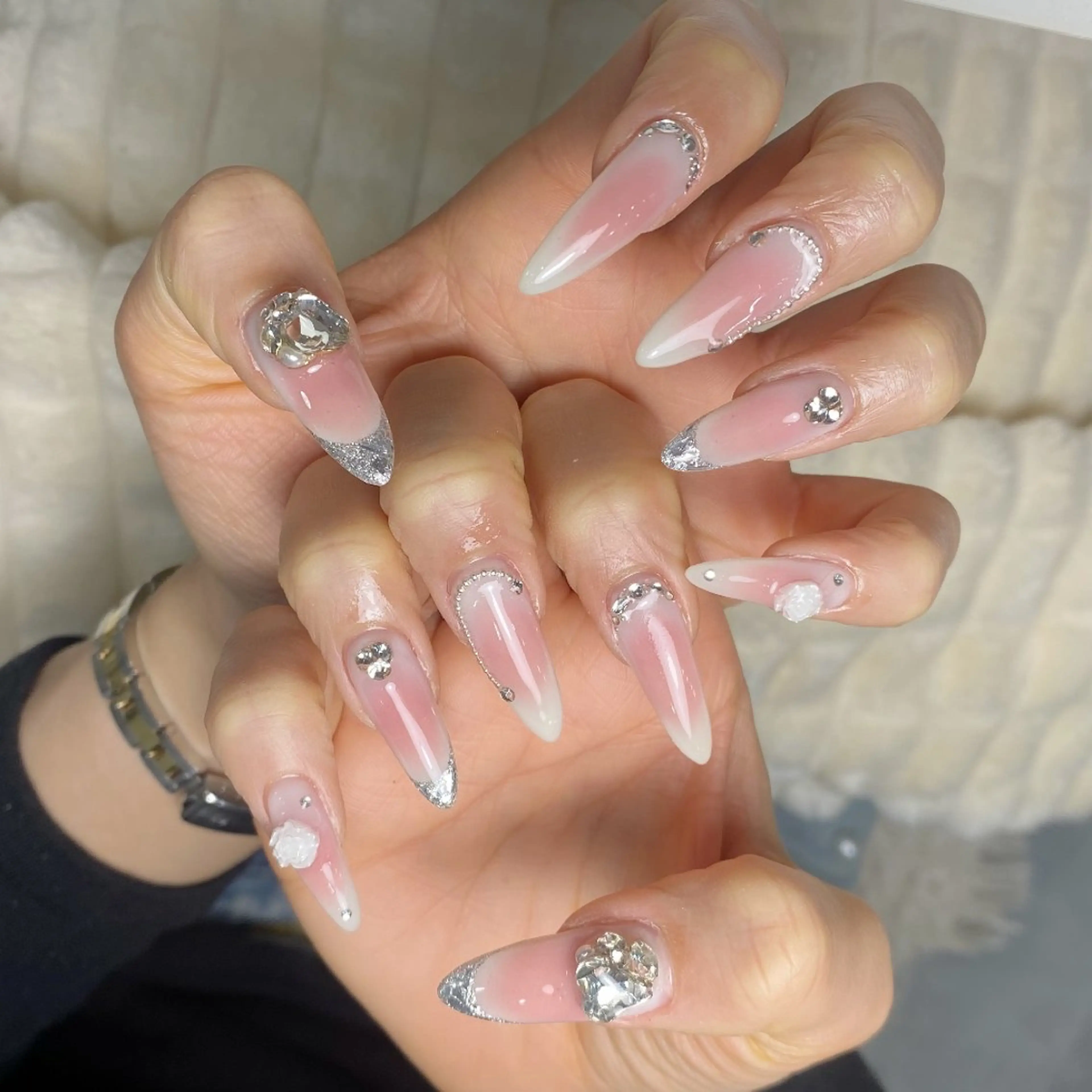 ネイル チークネイル フレンチネイル ジェルネイル ガーリー キラキラネイル ハンドネイル UM Nail Salonのネイルデザイン