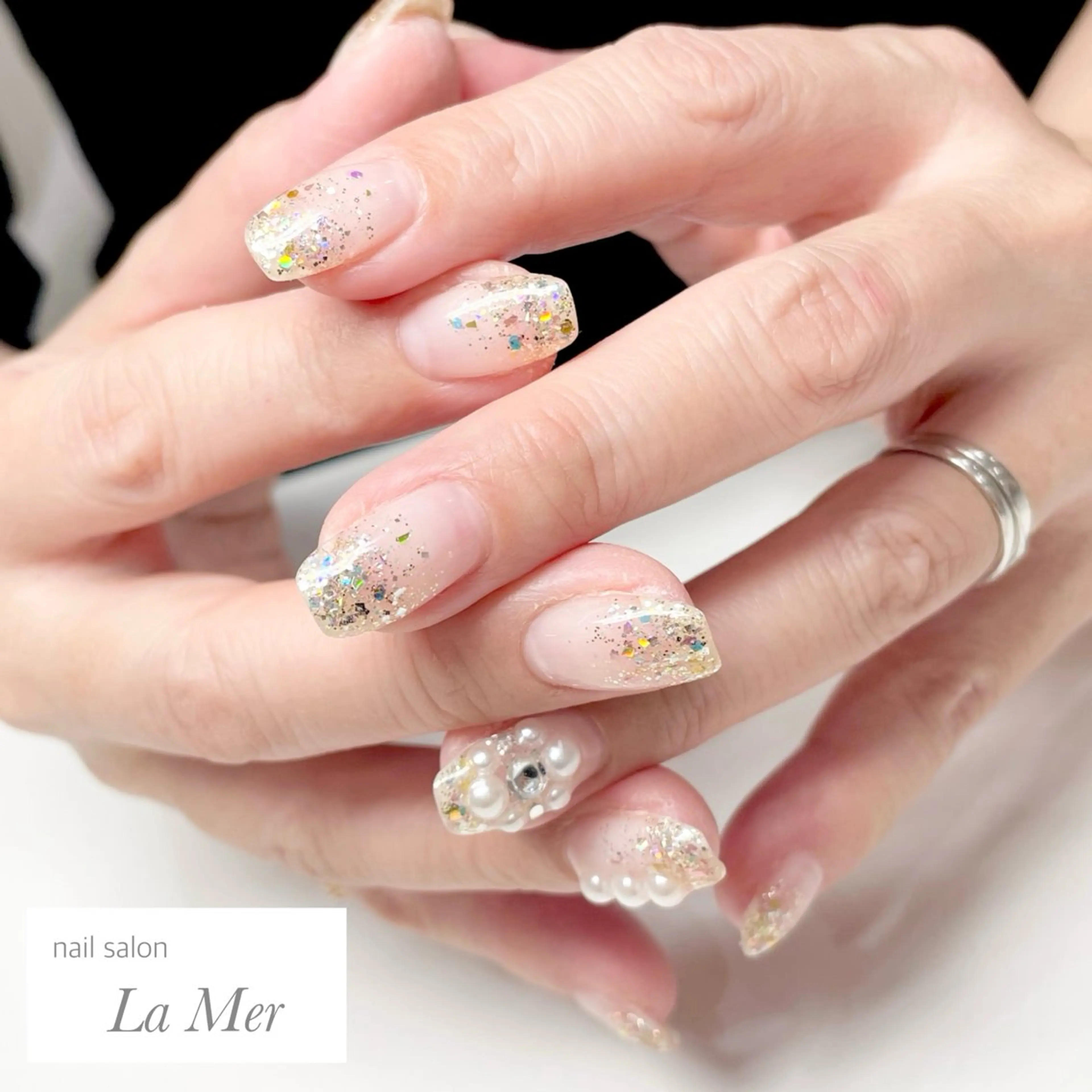ネイル フラワーネイル グラデーション キラキラネイル ラメ(グリッター) ラメグラデーション ハンドネイル nailsalon La Merのネイルデザイン