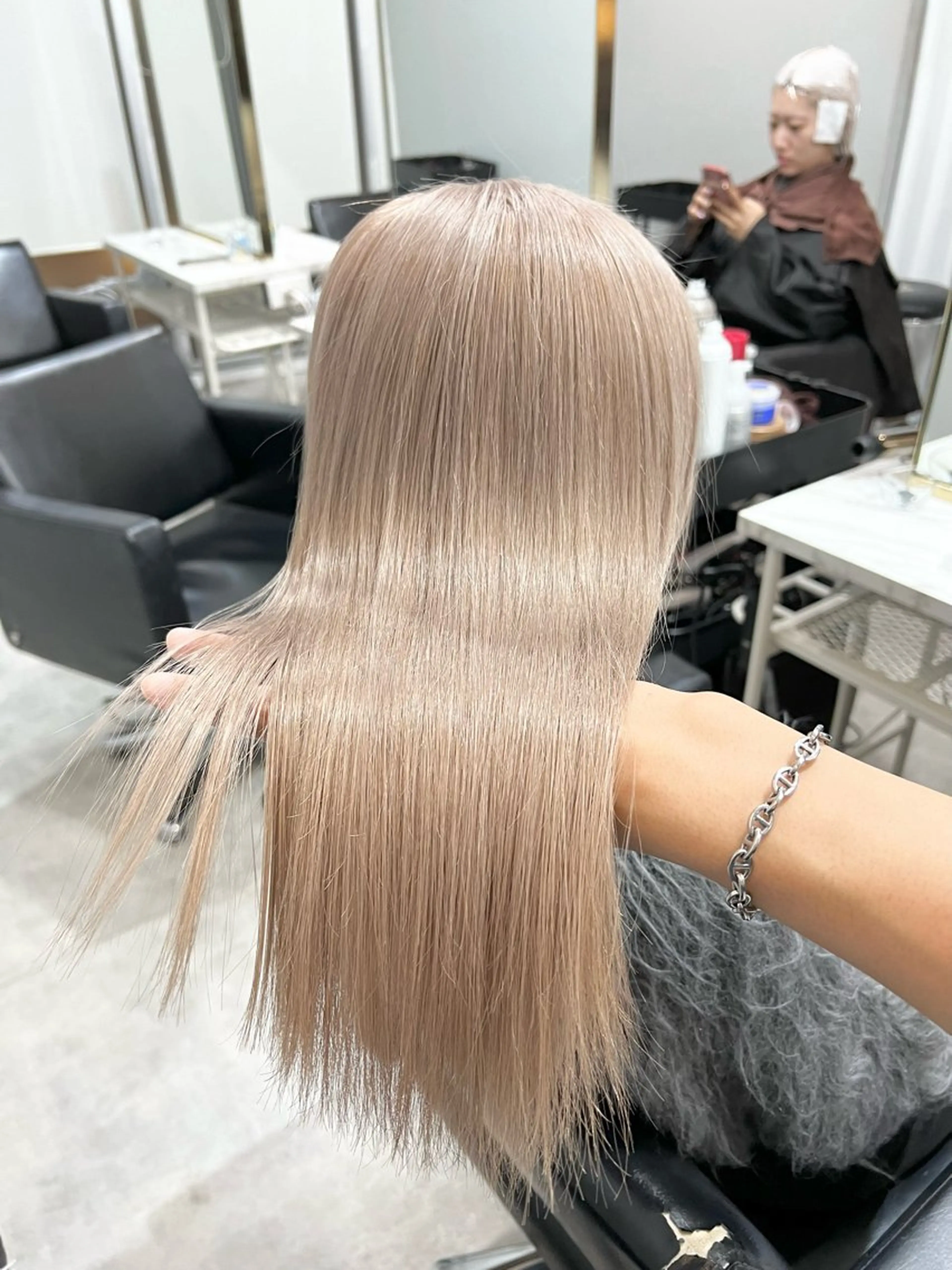 ミディアム カラー ベージュカラー ブリーチ ケアブリーチ ミルクティーベージュ カット ヘアカラー トリートメント ヘアセット I've  for hair所属・🫧艶ハイトーン ブリーチ🫧トモヤのヘアスタイル