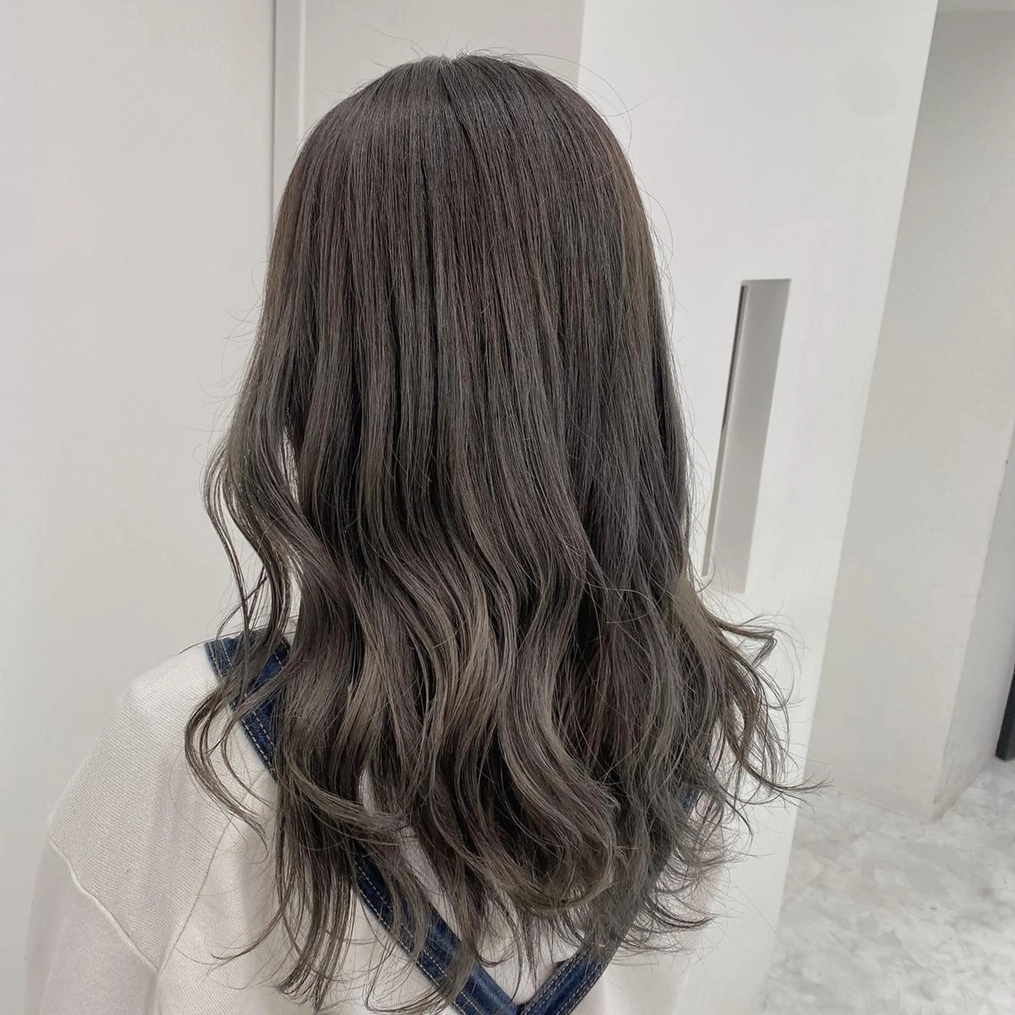 ミディアム カラー ネイル マツエク・マツパ グレージュ ベージュグレージュ 💕しゅーじ💕のヘアスタイル