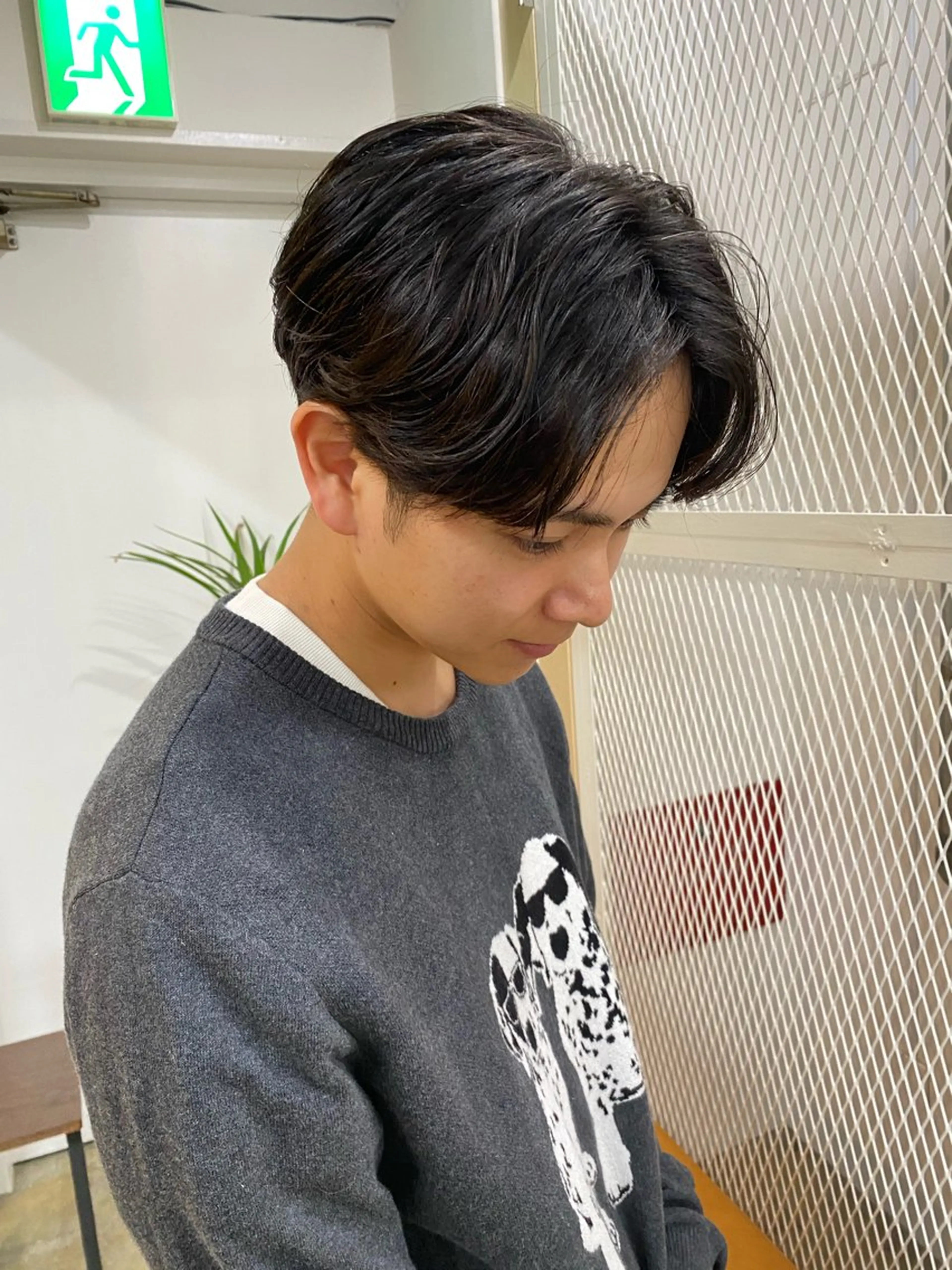 ミディアム メンズ ミディアムパーマ センターパート メンズパーマ シミズ アスカのヘアスタイル