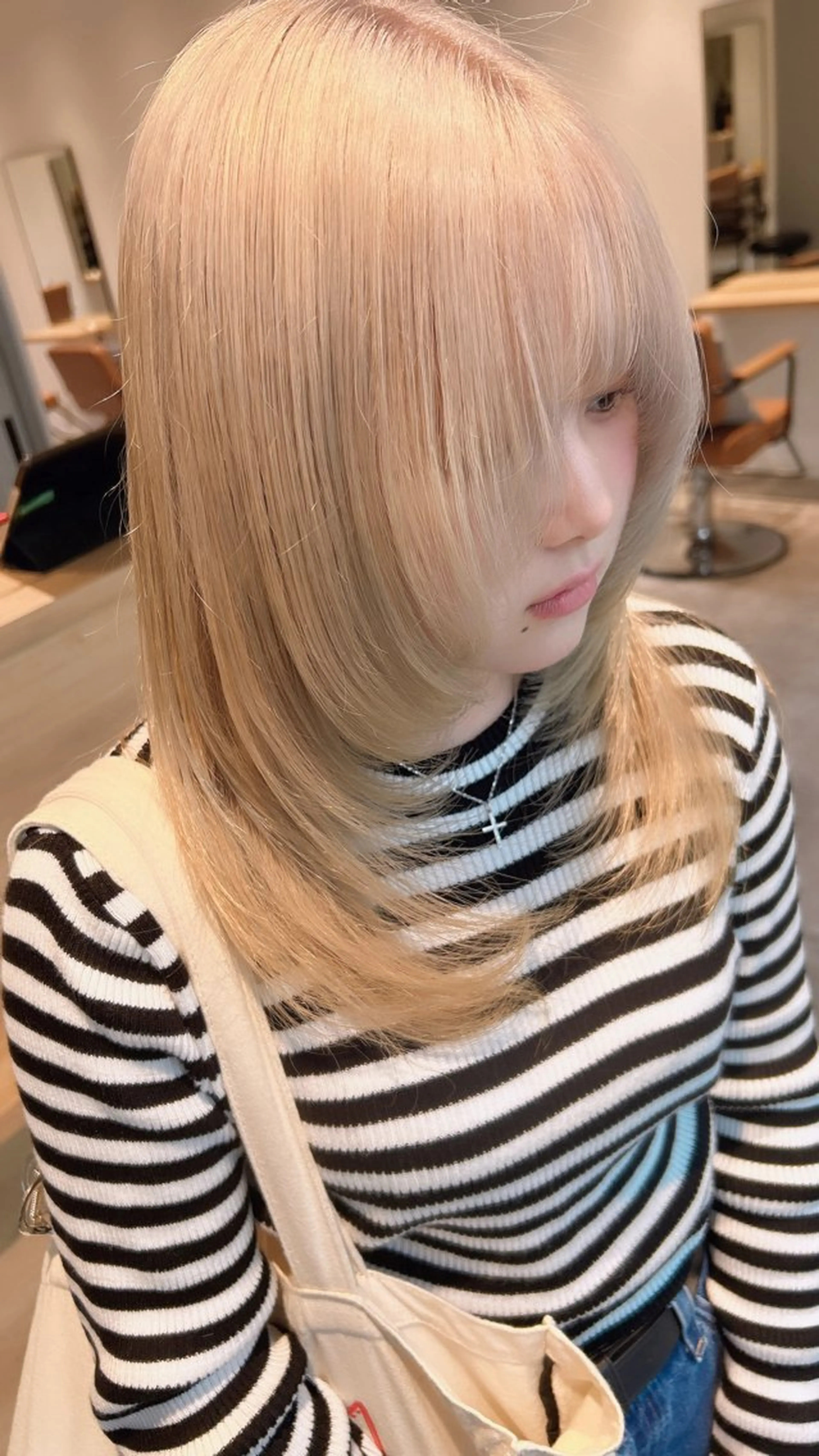 セミロング カラー 抜きっぱなしブロンド 髪質改善特化型美容師 🫧岡本璃来🫧のヘアスタイル
