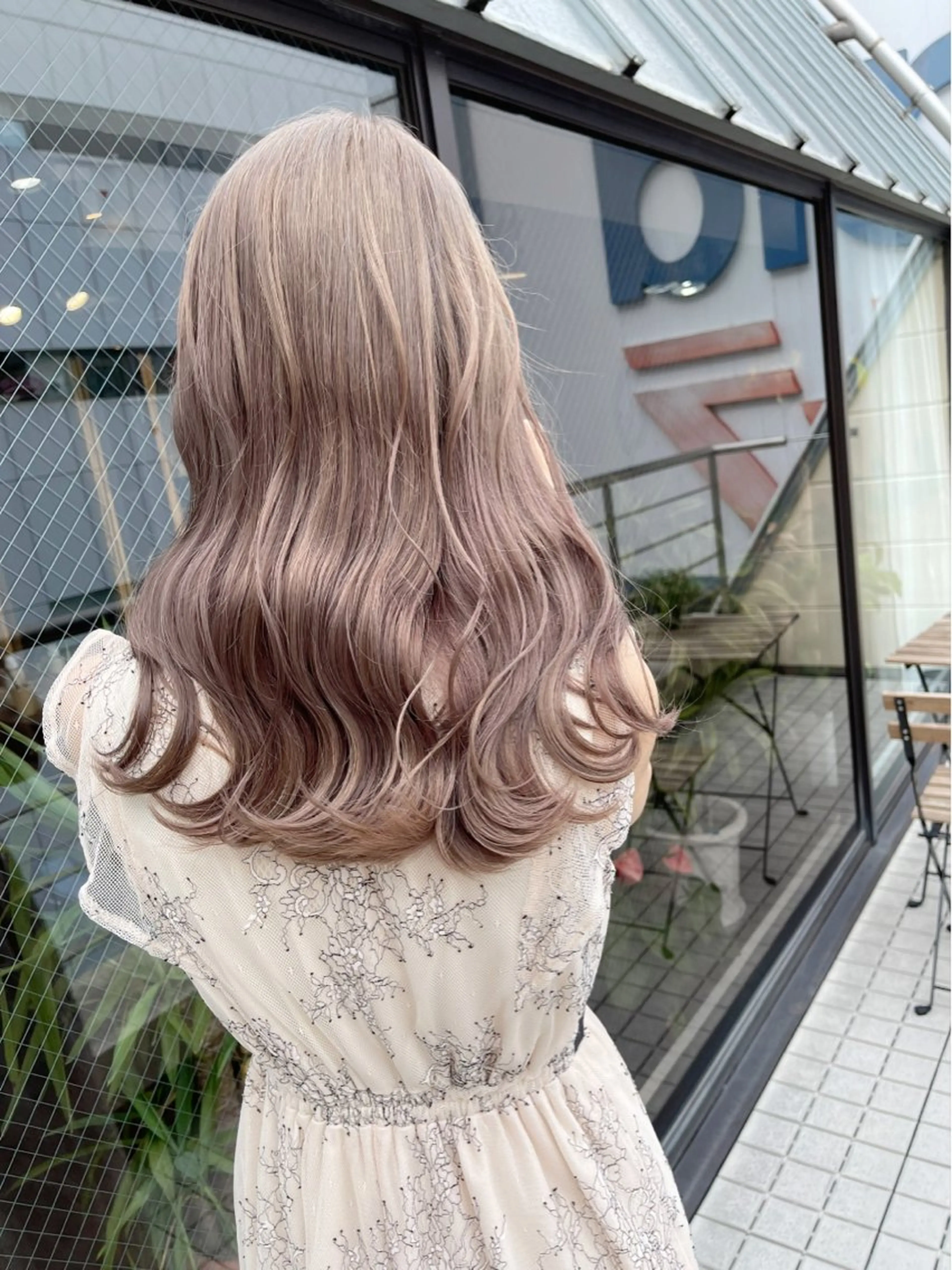 ロング カラー ヘアアレンジ ベージュカラー ブリーチ イヤリングカラー ハイトーンカラー ミルクティーベージュ カット ヘアカラー トリートメント 髪質改善/縮毛矯正 ダブルカラー/Youのヘアスタイル