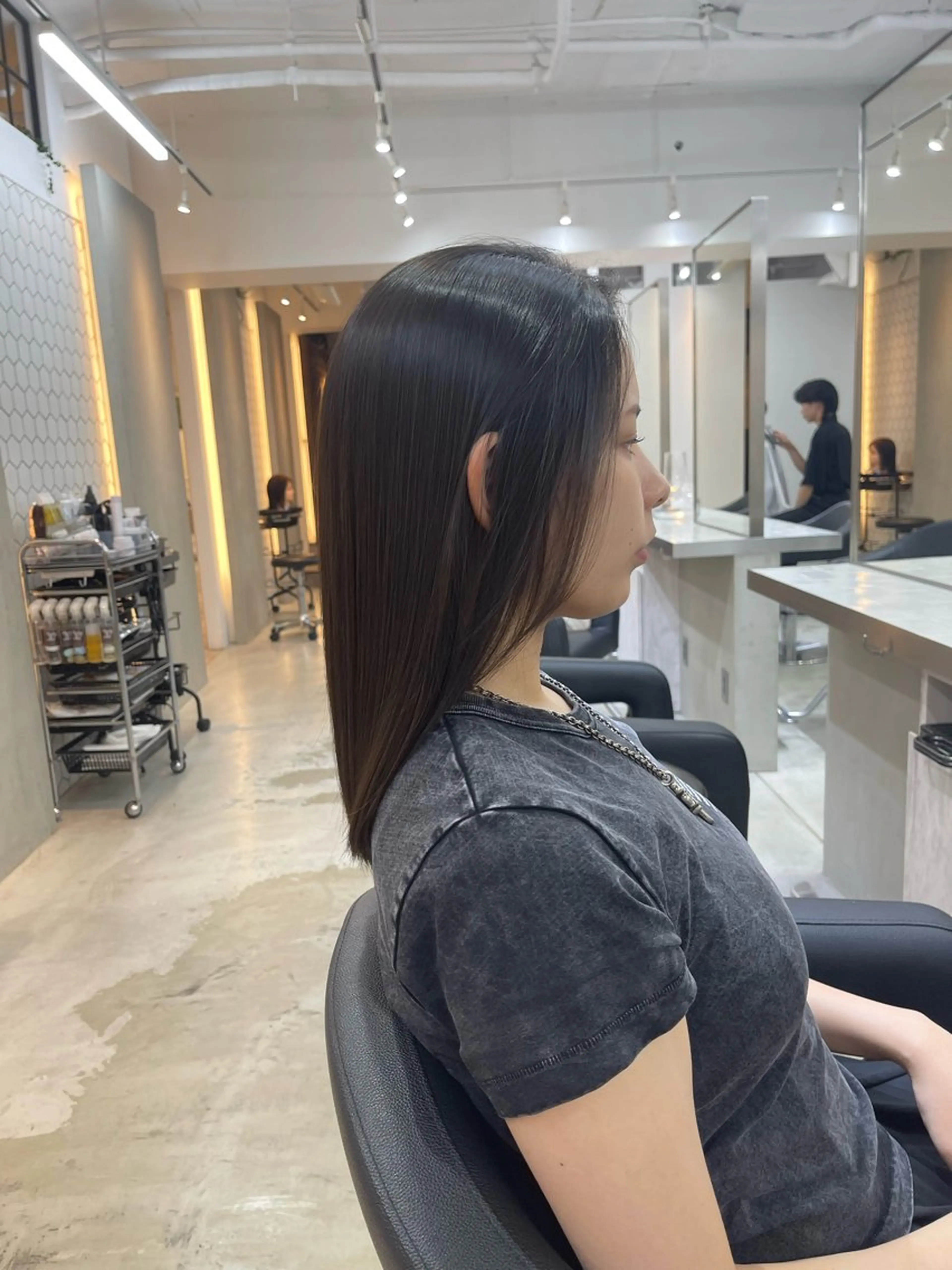 セミロング TENSHO 原宿　ハイトーンのヘアスタイル