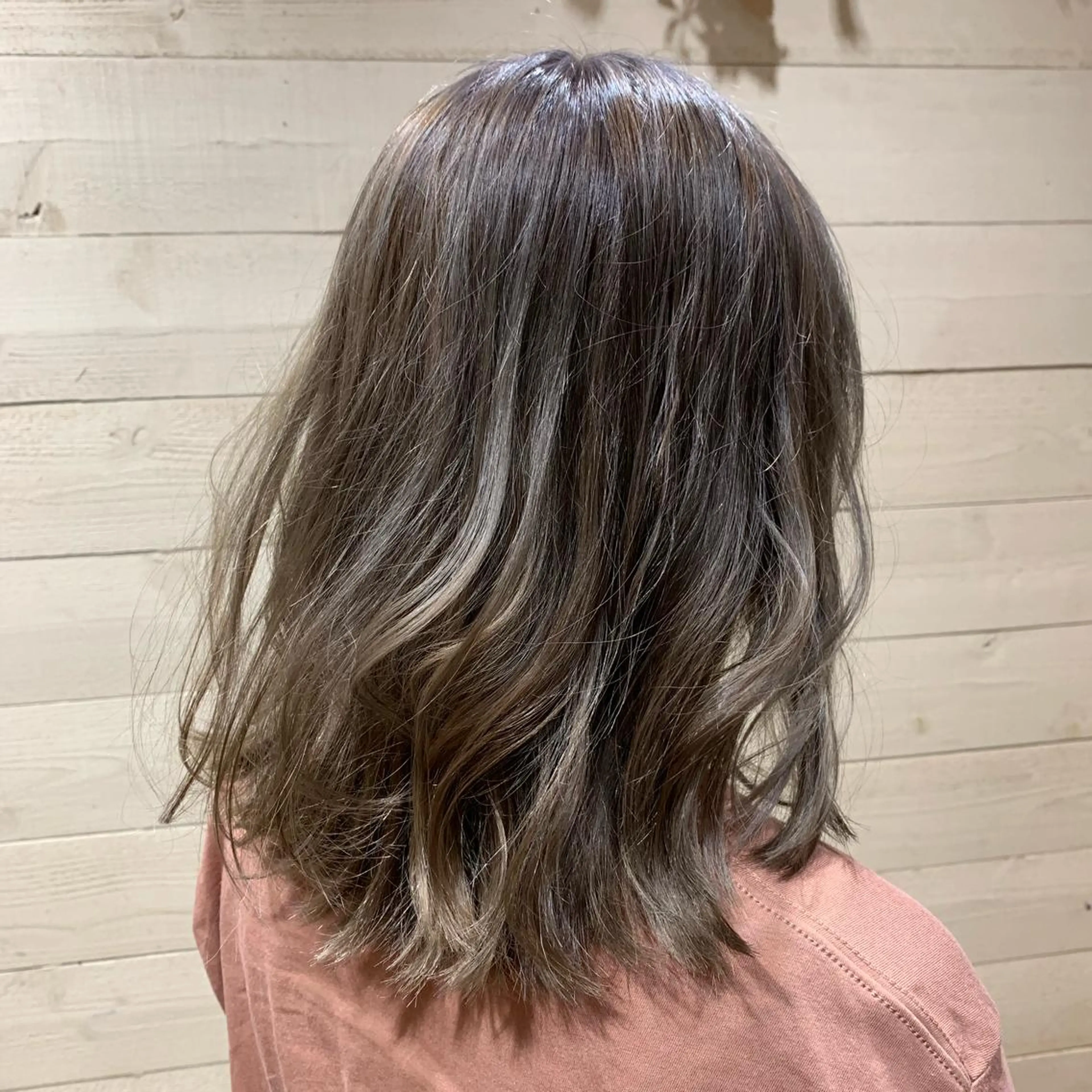 ミディアム アッシュ クワハラ イオリのヘアスタイル