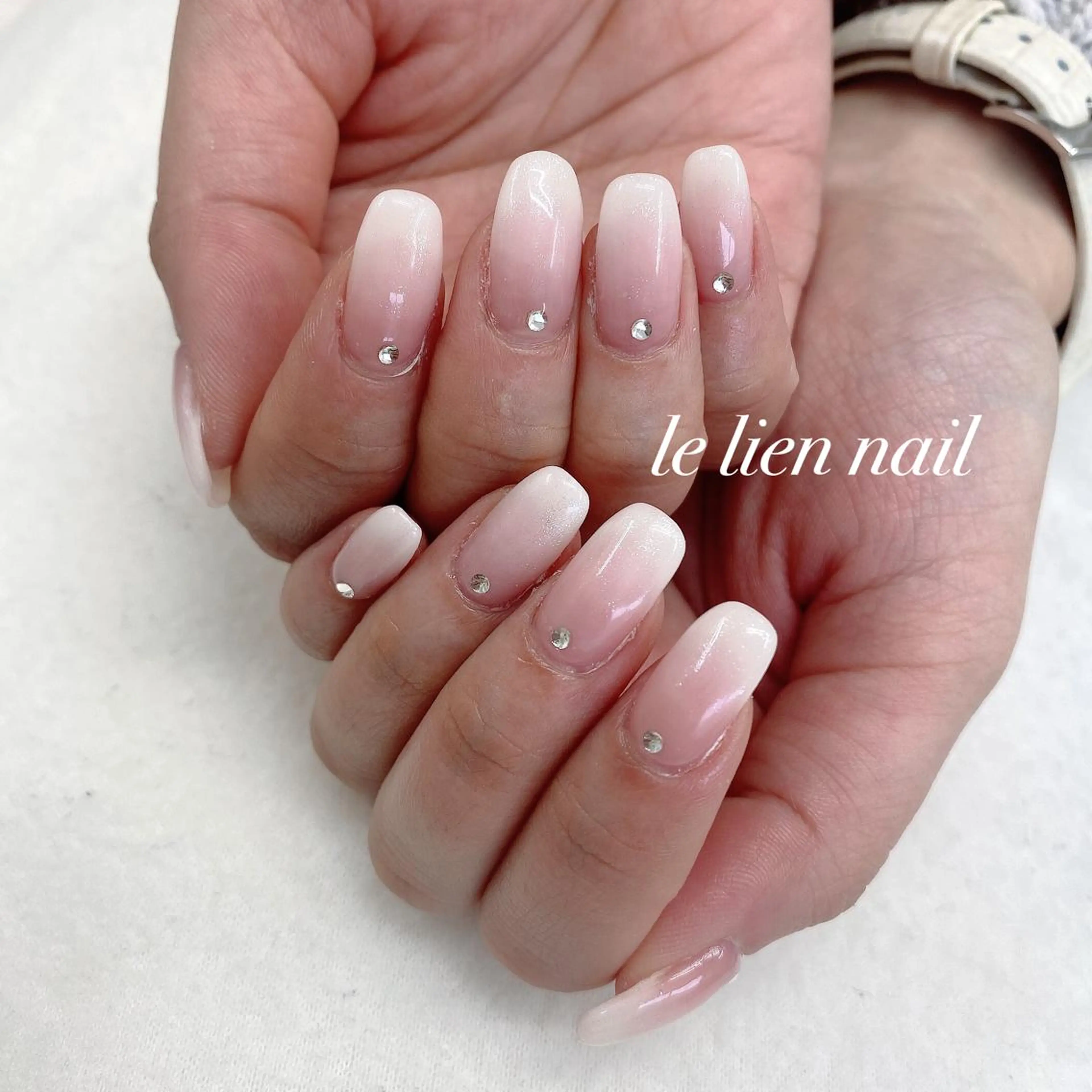 ネイル グラデーション オフィスネイル シンプルネイル ストーンネイル ホワイト ハンドネイル le lien nailのネイルデザイン