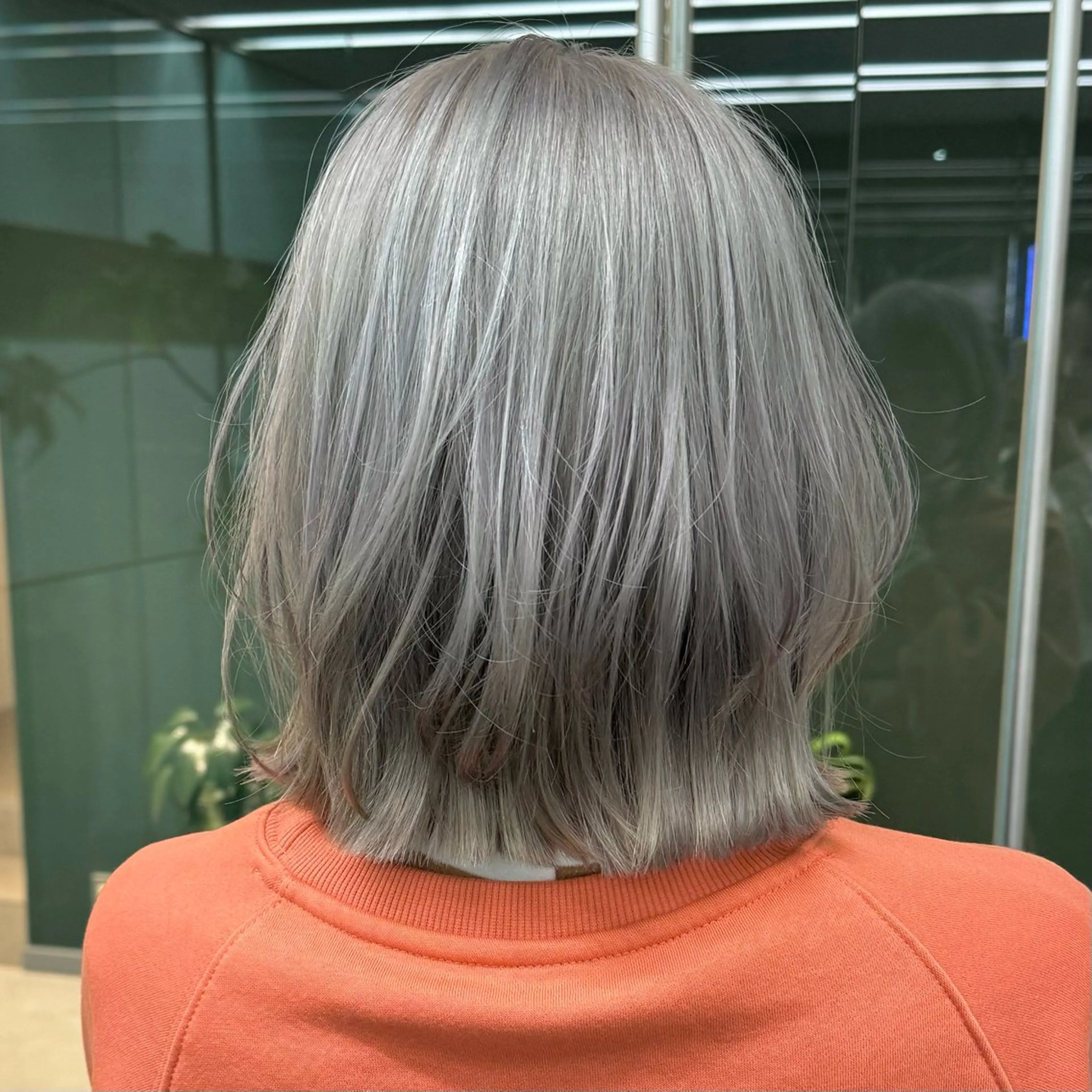 ミディアム カラー グレージュ ひなた あゆみのヘアスタイル