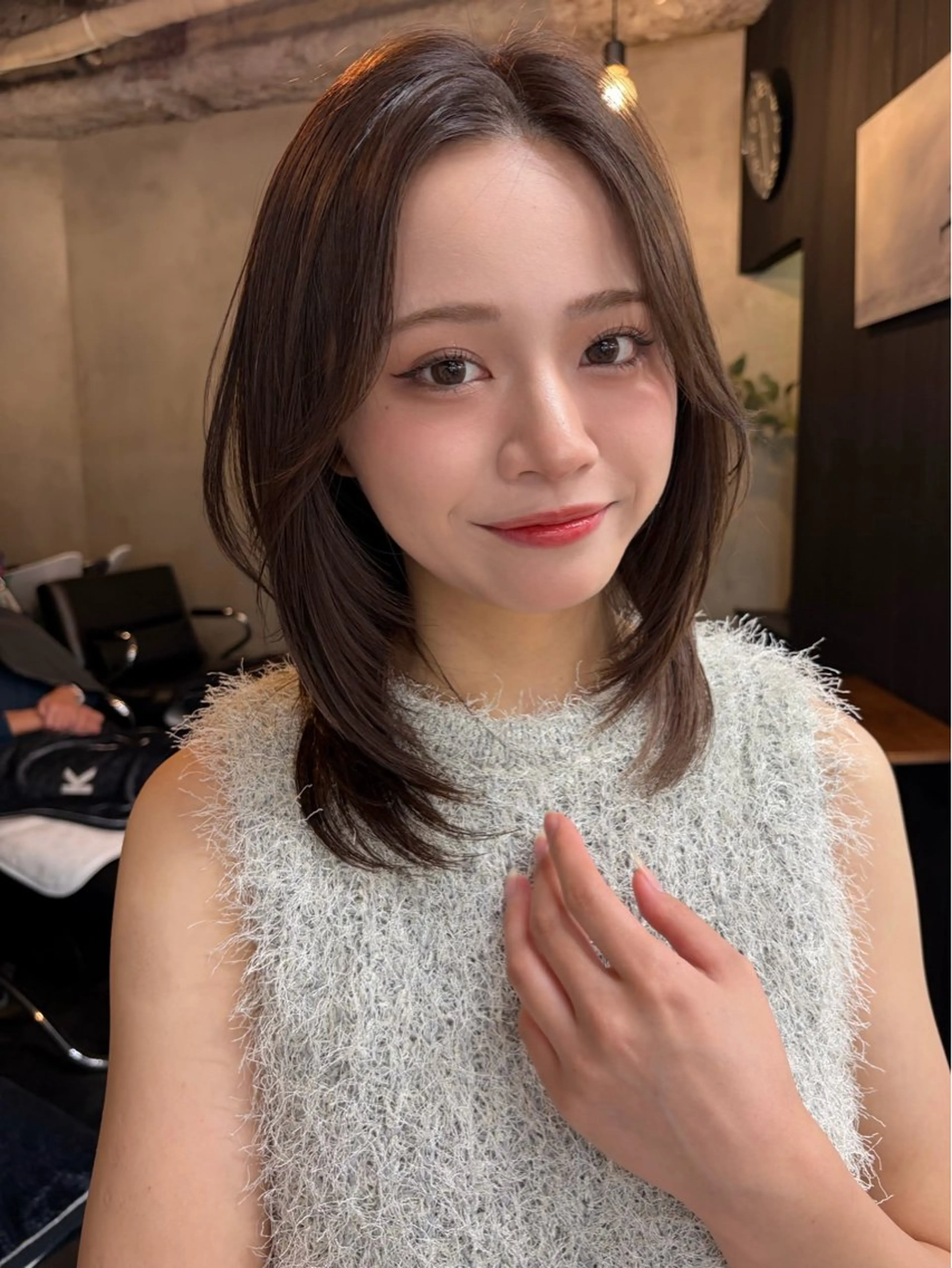 ミディアム カラー アッシュ アッシュブラウン ブラウンカラー レイヤーカット トリートメント カット ヘアカラー トリートメント ヘアセット RYOSUKE ハイトーンのヘアスタイル